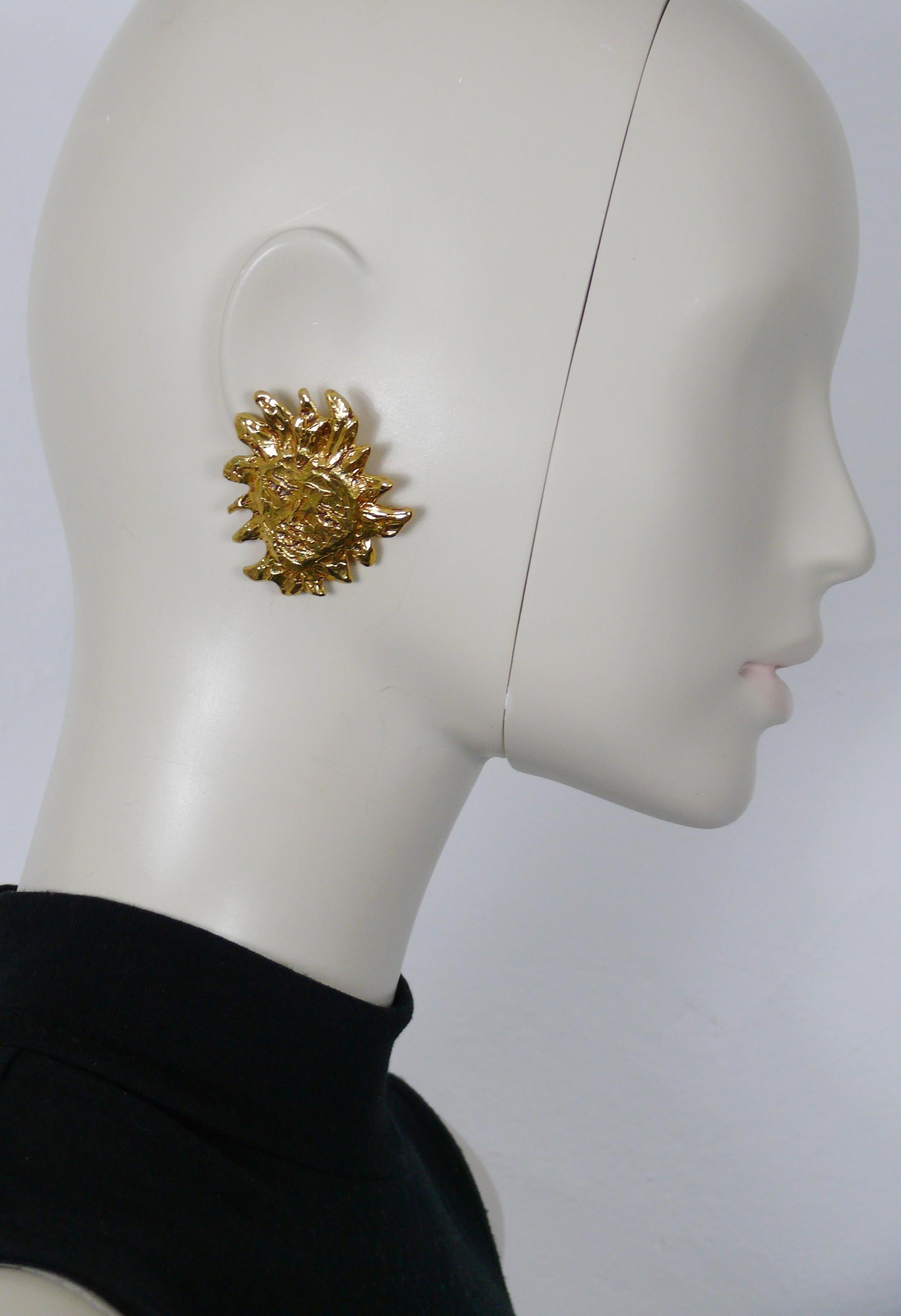 YVES SAINT LAURENT by ROBERT GOOSSENS vintage textured and antiqued gold toned sun face clip-on earrings.

Embossed YSL Made in France.

Indicative measurements : height approx. 4.8 cm (1.89 inches) / max. width approx. 4.2 cm (1.65 inches).

Weight