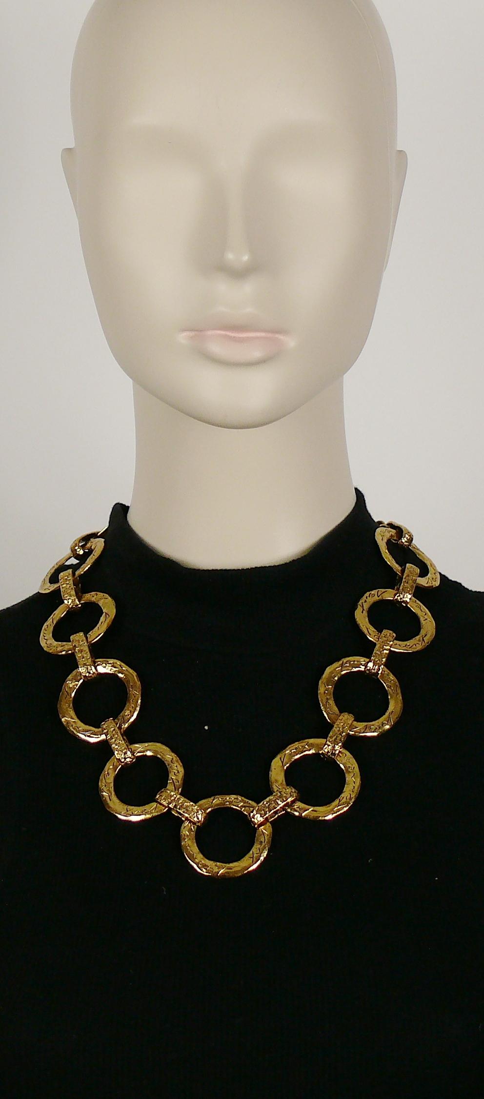 YVES SAINT LAURENT vintage gold toned necklace chunky textured circle links.

T bar and toggle closure.
Adjustable length.

Embossed YVES SAINT LAURENT cursive signature on the toggles.
Made in France.

Indicative mesaurements : adjustable length