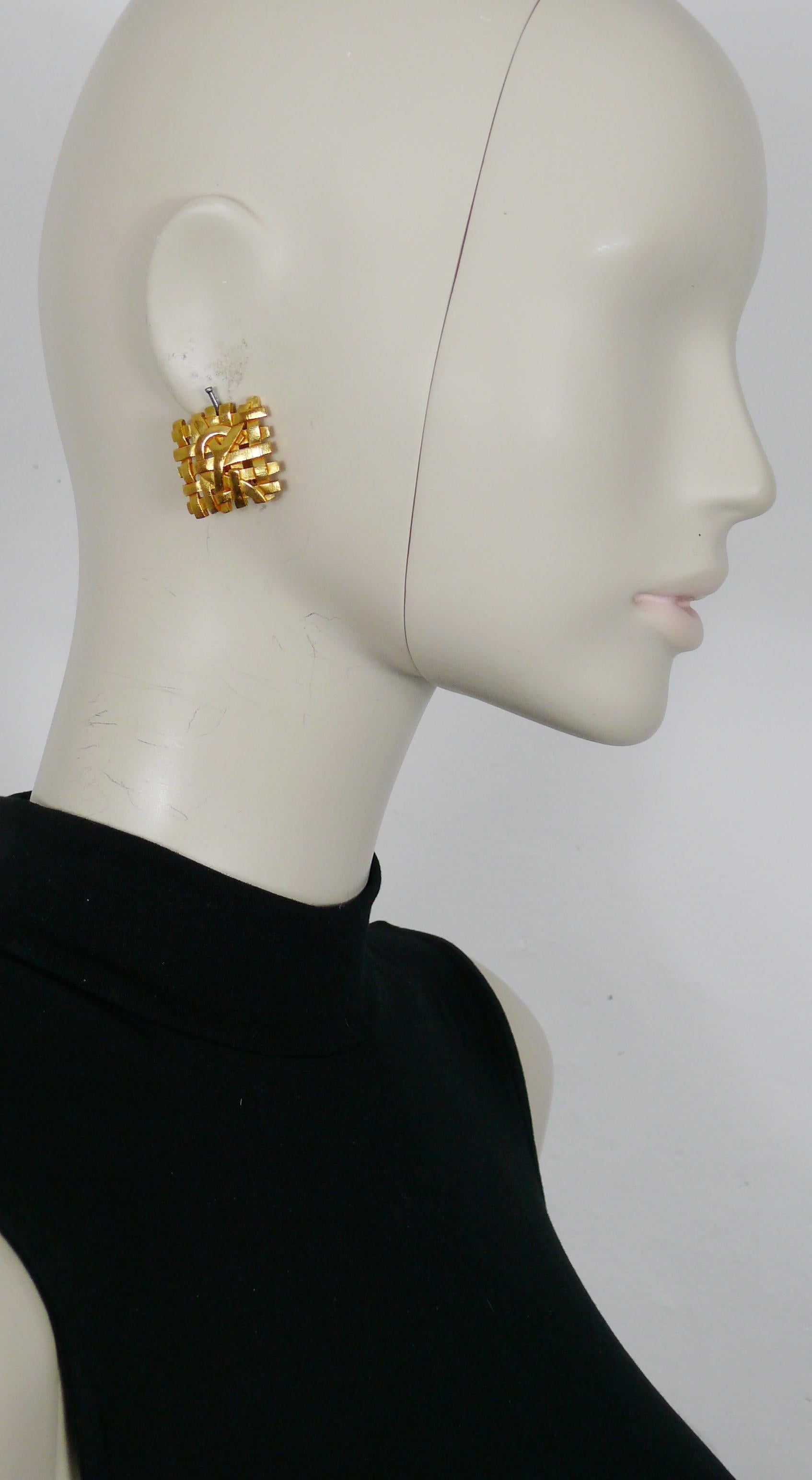 YVES SAINT LAURENT vintage gold toned openwork woven clip-on earrings featuring a YSL monogram.

Embossed YSL Made in France.

Indicative measurements : approx. 2.5 cm x 2.5 cm (0.98 inch x 0.98 inch).

Comes with the original YVES SAINT LAURENT