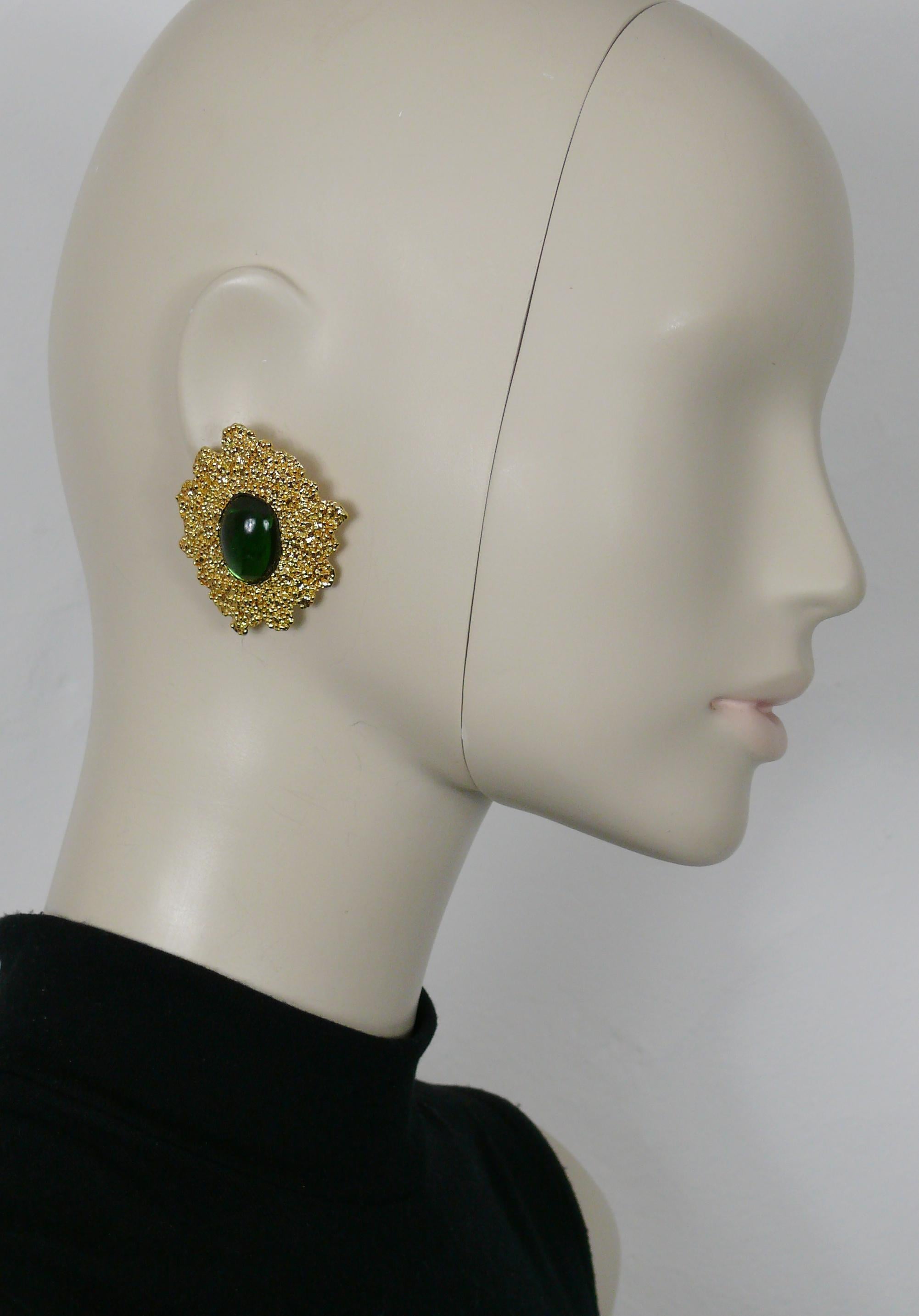 YVES SAINT LAURENT vintage textured clip-on earrings featuring a large emerald green colour resin cabochon.

Gold tone metal hardware.

Embossed YSL Made in France.

Indicative measurements : max. height approx. 4.8 cm (1.89 inches) / max. width