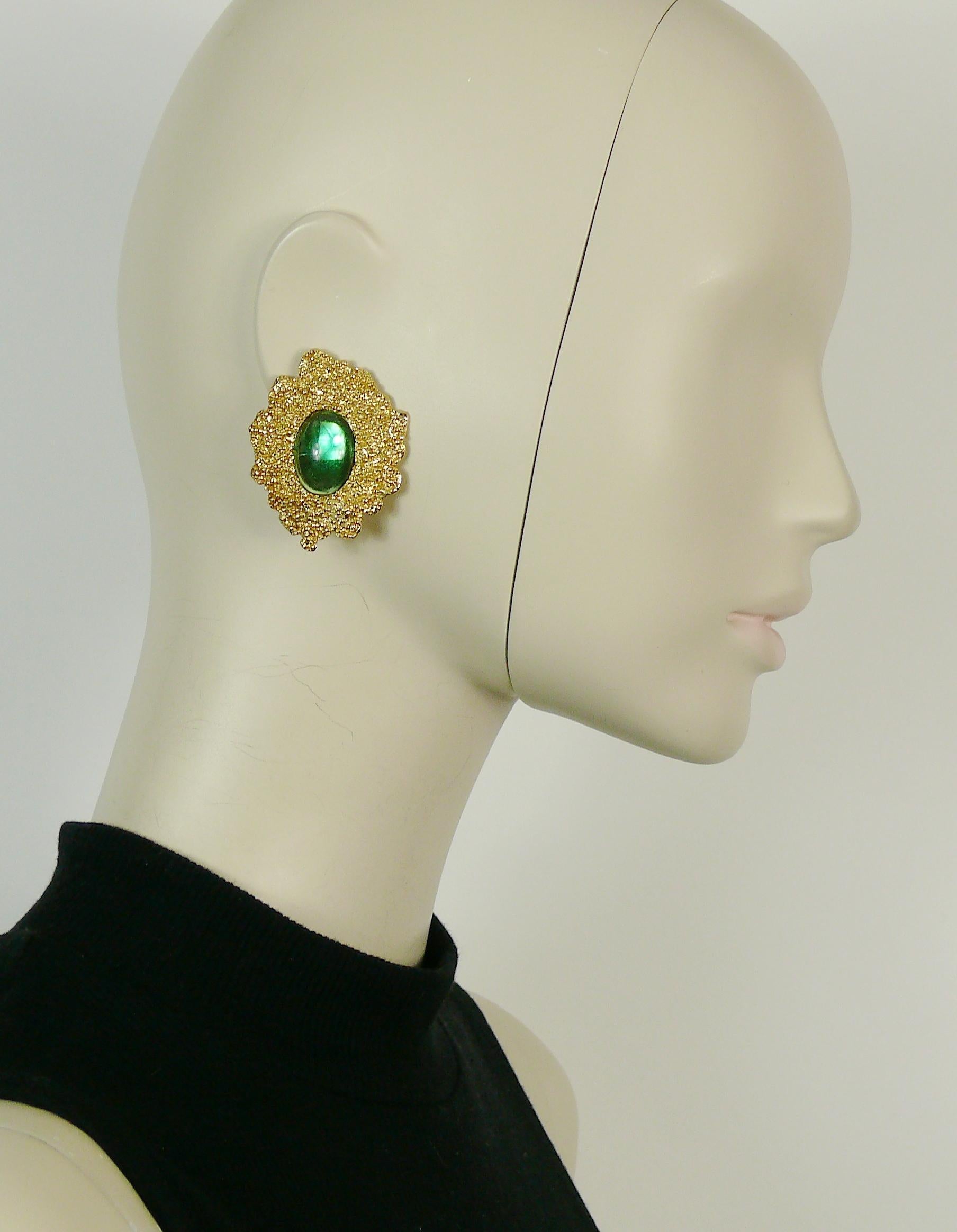 YVES SAINT LAURENT vintage textured gold tonde clip-on earrings featuring a large emerald resin cabochon.

Embossed YSL Made in France.

Indicative measurements : max. height approx. 4.8 cm (1.89 inches) / max. width approx. 4.2 cm (1.65