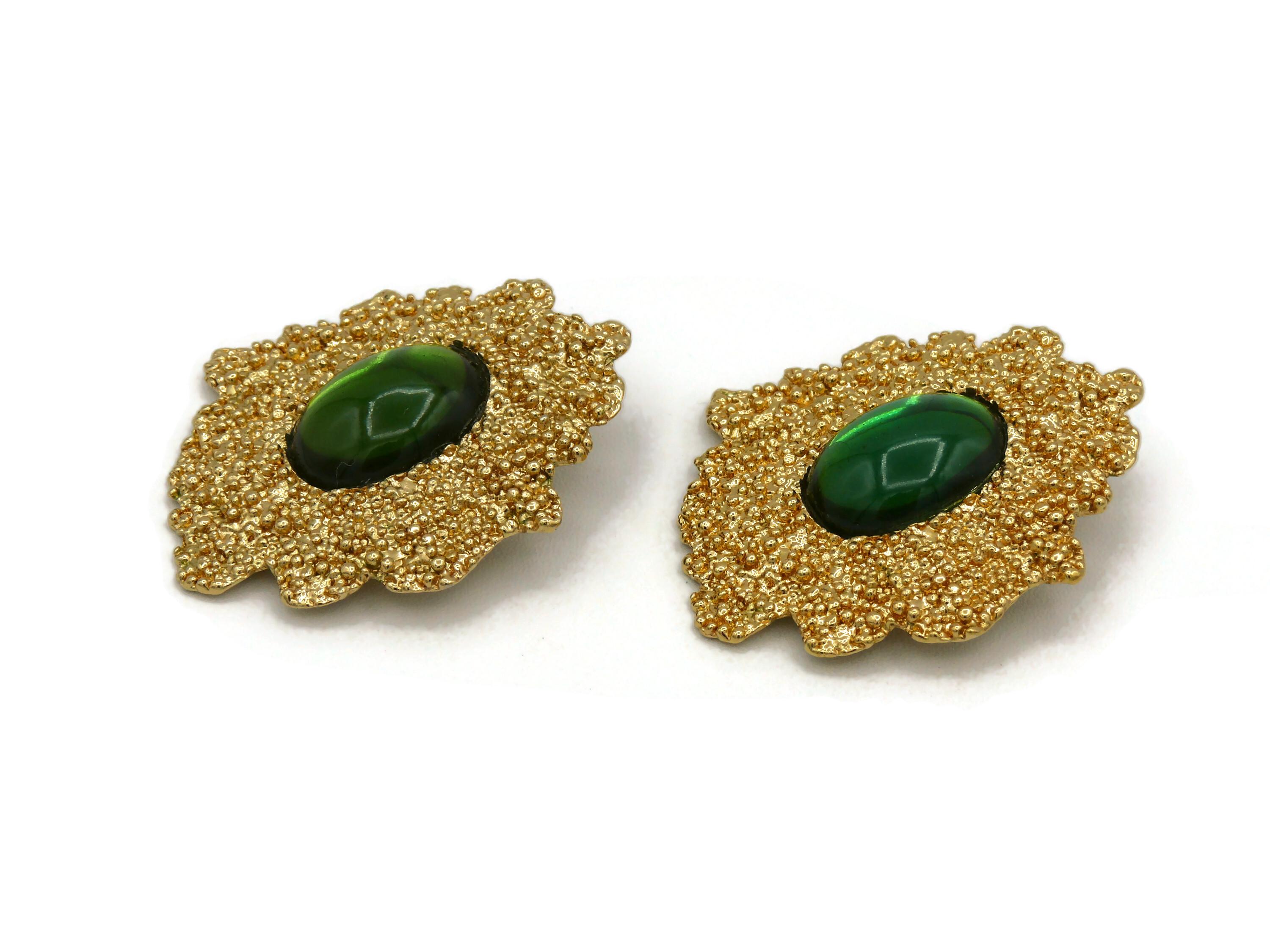 YVES SAINT LAURENT YSL Vintage Green Cabochon Textured Clip-On Earrings In Good Condition For Sale In Nice, FR