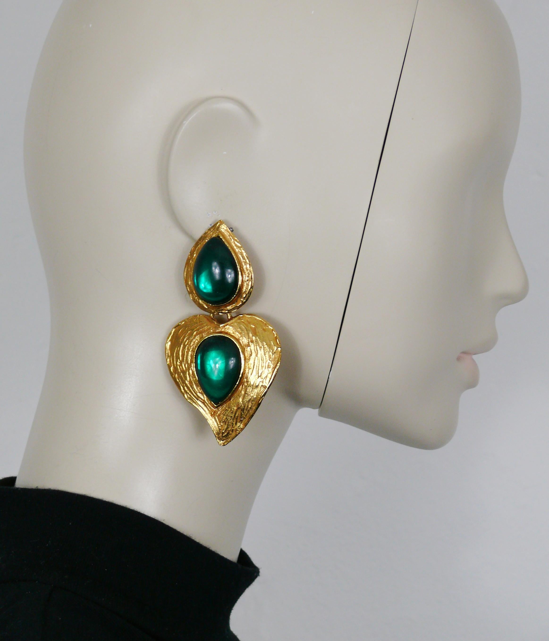 YVES SAINT LAURENT vintage textured gold tone heart dangling earrings (clip-on) featuring two emerald green glass cabochons. 

Embossed YSL.

Indicative measurements : height approx. 8.2 cm (3.23 inches) / max. width approx. 4.6 cm (1.81
