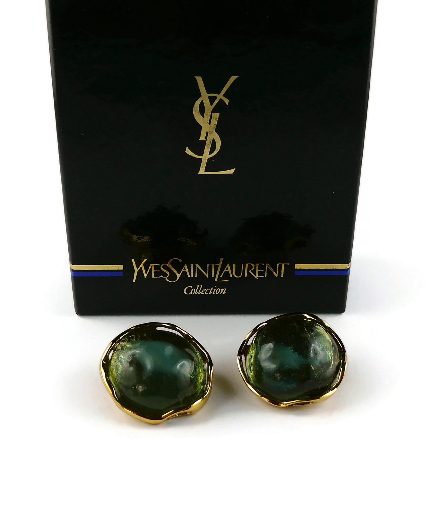 YVES SAINT LAURENT vintage gold toned clip-on earrings featuring an irregular green resin cabochon.

Embossed YSL Made in France.

Indicative measurements : width approx. 2.8 cm (1.10 inches) / height approx. 3 cm (1.18 inches).

Comes with a YSL