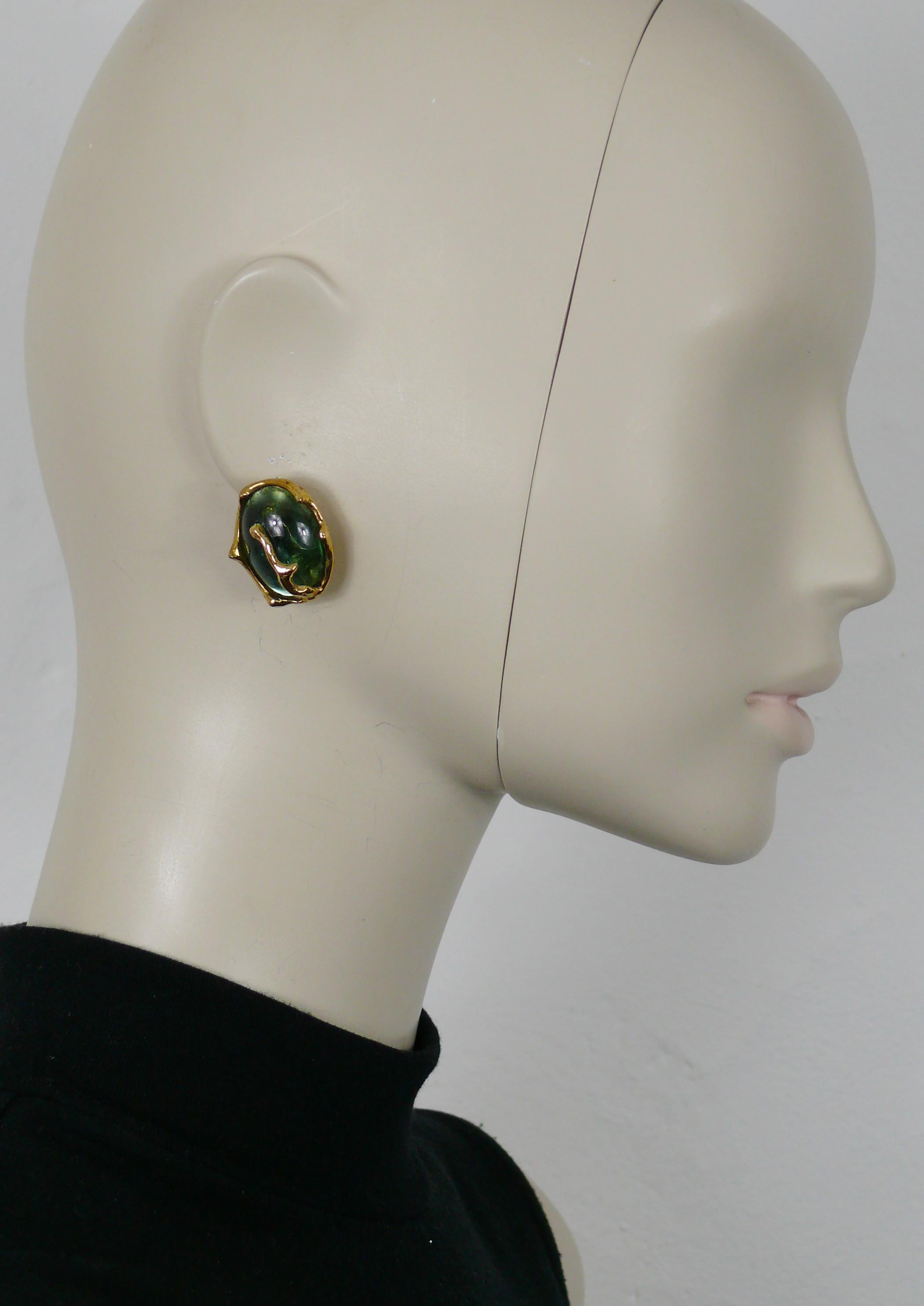 YVES SAINT LAURENT vintage oval-shaped gold tone clip-on earrings embellished with a green resin cabochon.

Embossed YSL Made in France.

Indicative measurements : height approx. 2.5 cm (0.98 inch) / max. width approx. 2 cm (0.79 inch).

Weight per