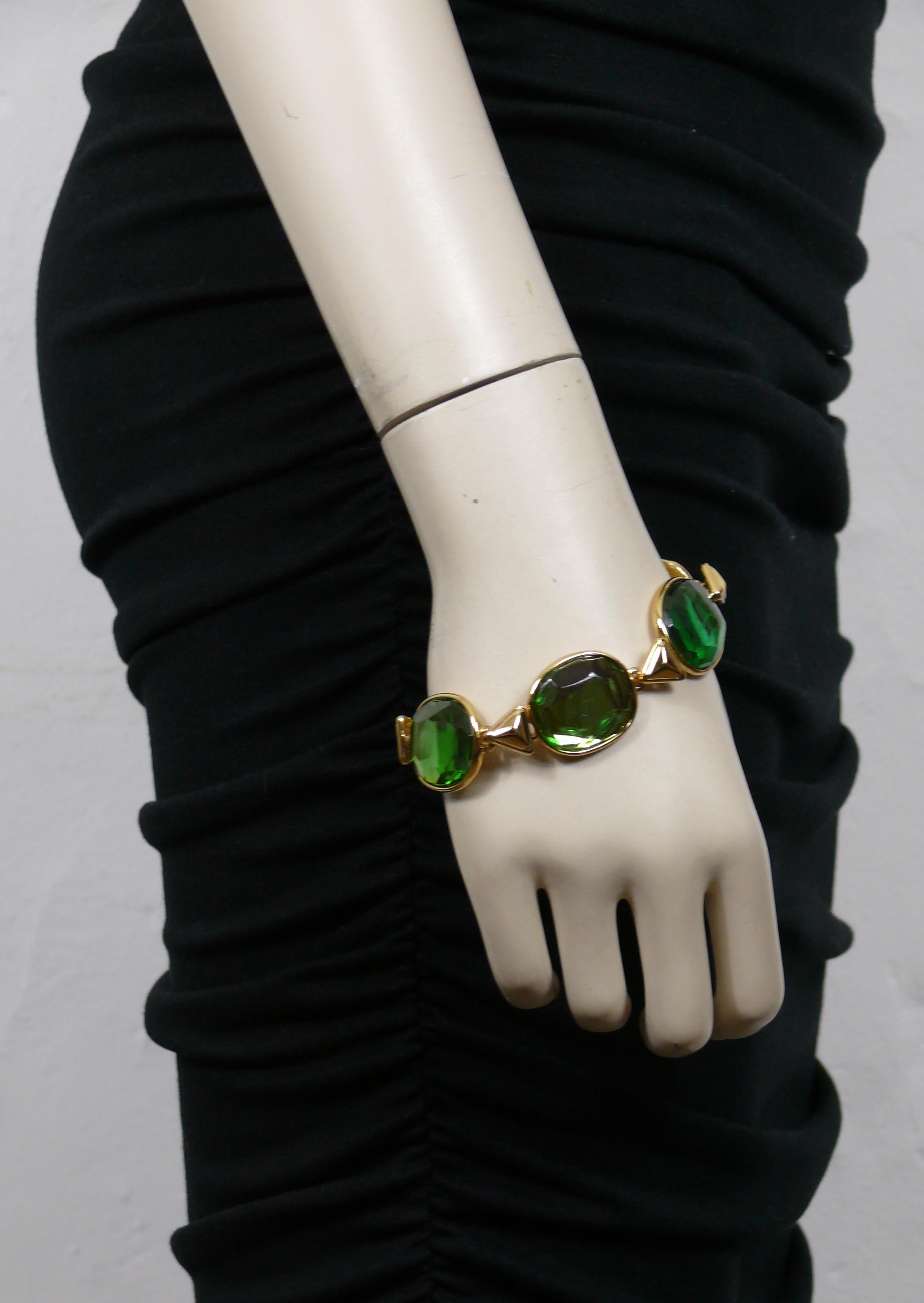 YVES SAINT LAURENT vintage gold tone link bracelet featuring facetted green resin cabochons.

Lobster clasp closure.

Embossed YSL Made in France.

Indicative measurements : length approx. 20.5 cm (8.07 inches) / max. width approx. 2.2 cm (0.87
