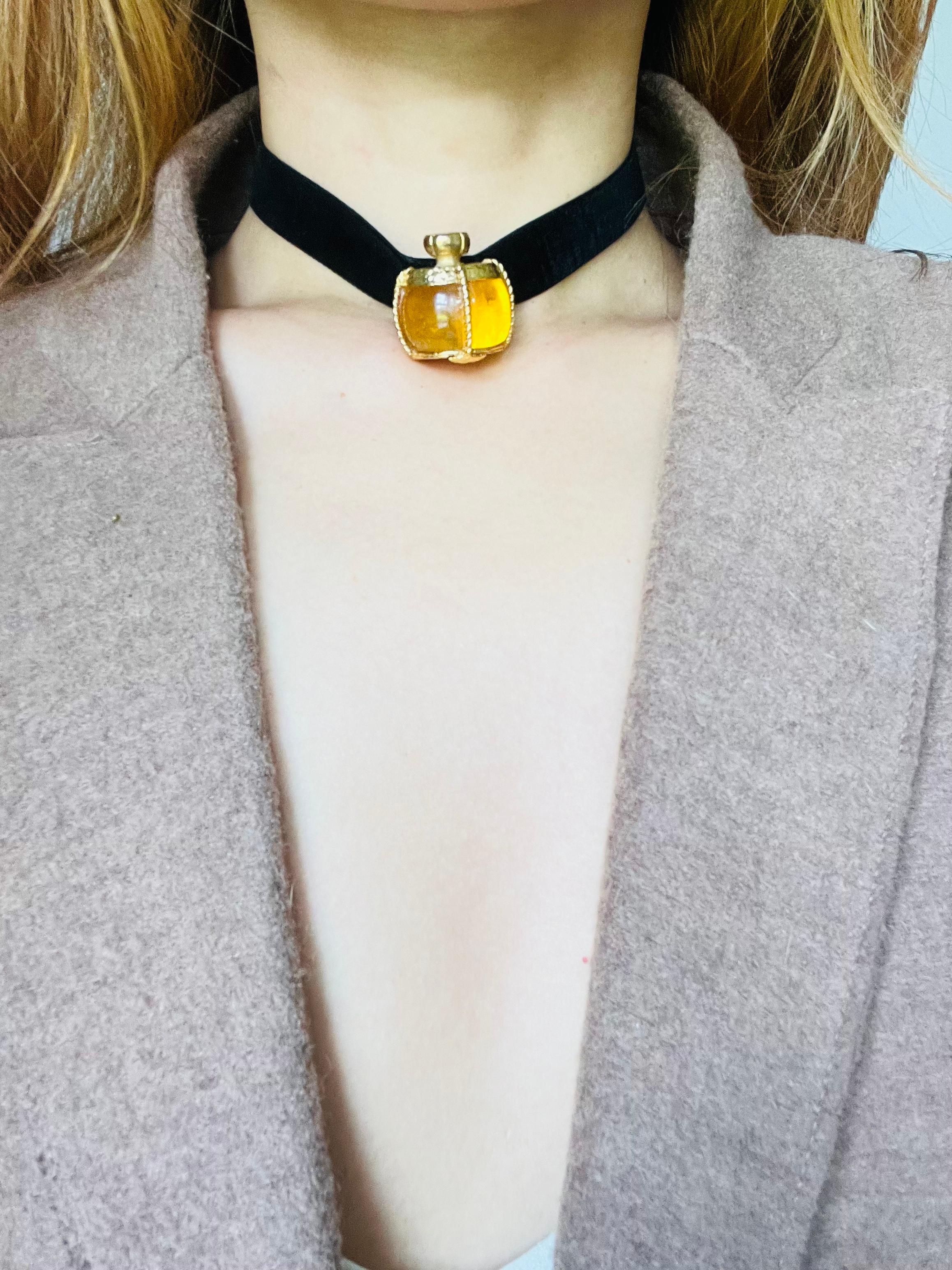 Yves Saint Laurent YSL Vintage Gripoix Bernstein Parfümflasche Gold Brosche Anhänger im Angebot 2