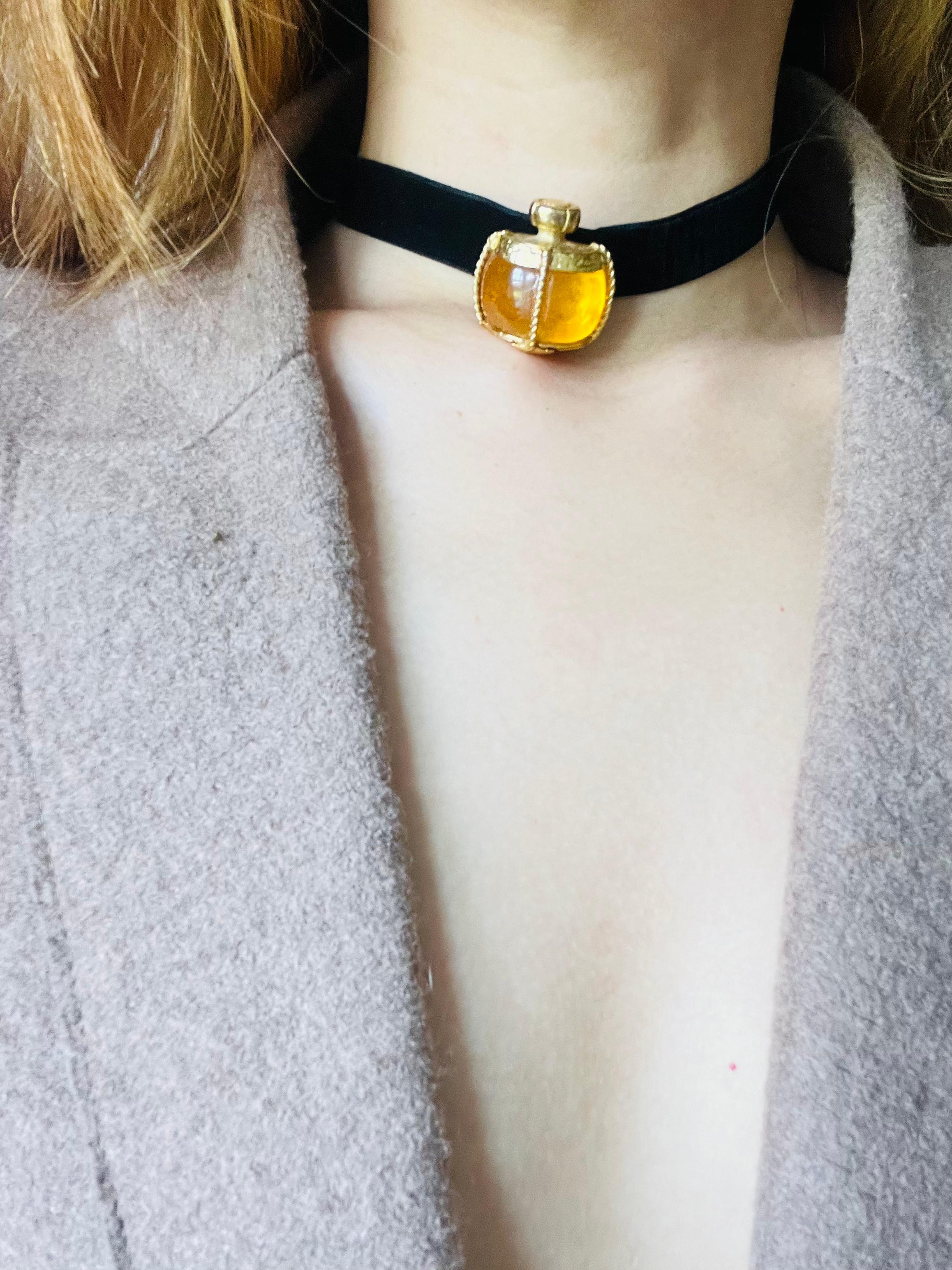 Yves Saint Laurent YSL Vintage Gripoix Bernstein Parfümflasche Gold Brosche Anhänger im Angebot 3