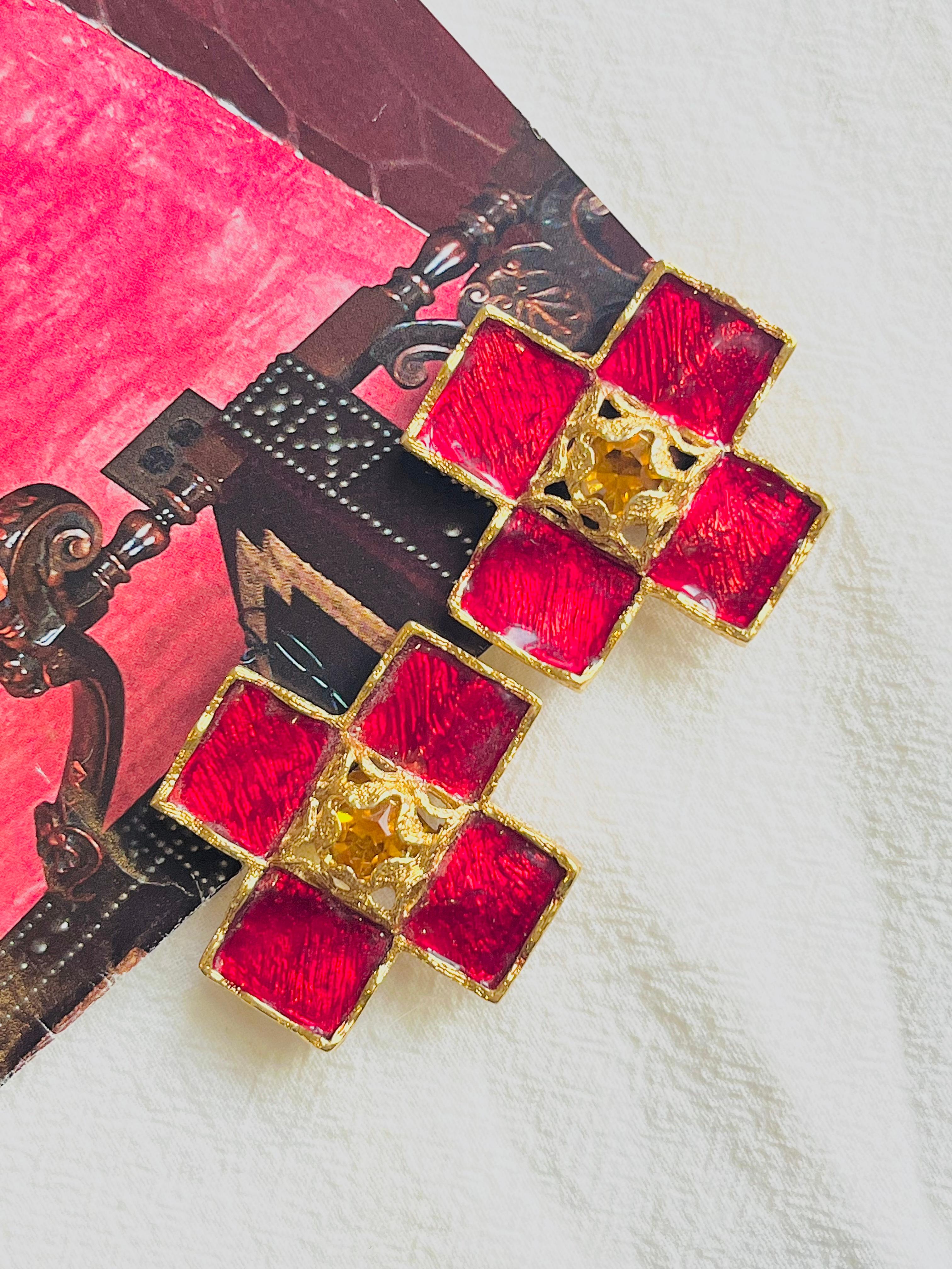 Art déco Yves Saint Laurent YSL Boucles d'oreilles vintage Gripoix en émail jaune avec croix rouge  en vente