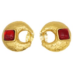 Yves Saint Laurent YSL Vintage Gripoix Boucles d'oreilles carrées en forme de croissant en rubis cabochon