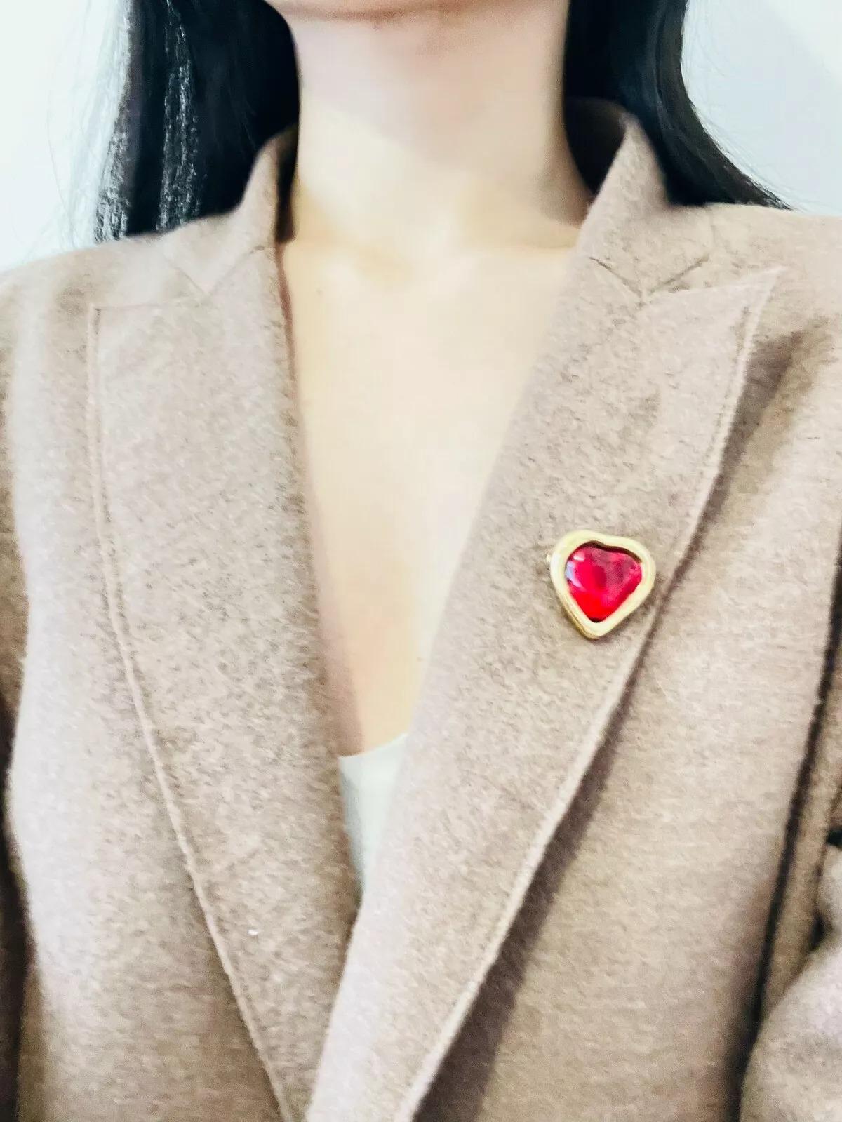 Yves Saint Laurent YSL Vintage Gripoix Ruby Cabochon Heart Crystal Love Brooch In Good Condition For Sale In Wokingham, England