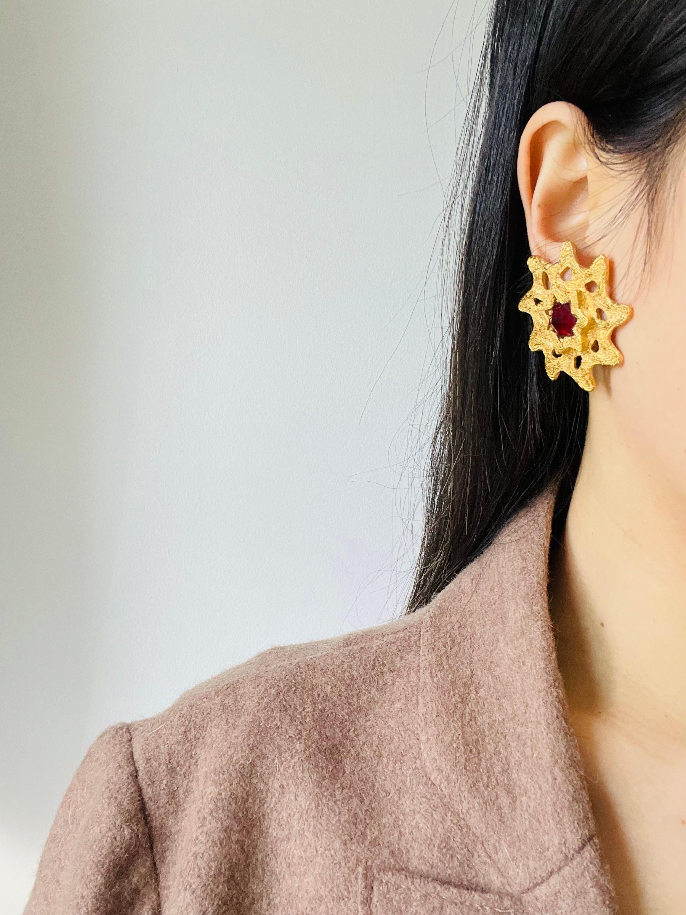 Yves Saint Laurent YSL Vintage Gripoix Rubin Doppellagige Sonnenschliff-Ohrclips, YSL Vintage im Angebot 1