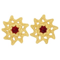 Yves Saint Laurent Boucles d'oreilles Clips Vintage Gripoix Rubis Double Couche Sunburst