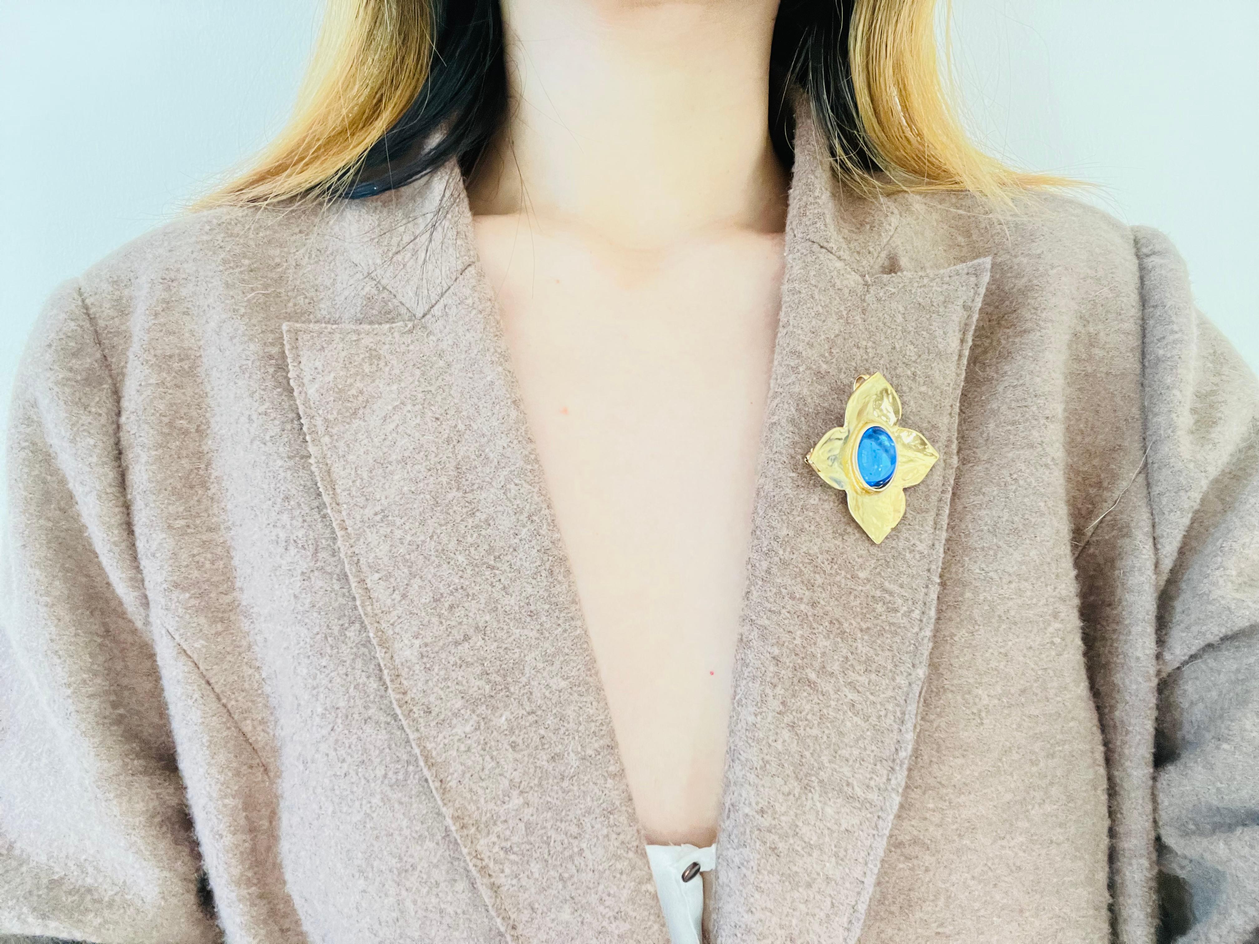 Yves Saint Laurent YSL Vintage Gripoix Sapphire Oval Crystal Brooch Gold Pendant In Excellent Condition For Sale In Wokingham, England
