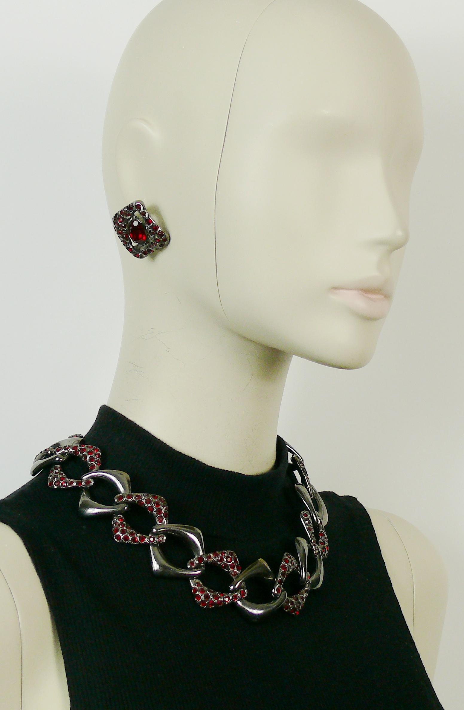 YVES SAINT LAURENT vintage gun patina chain link necklace and clip-on earring set embellished with ruby crystals.

Embossed YSL Made in France.

NECKLACE indicative measurements : adjustable length from approx. 43 cm (16.93 inches) to approx. 48 cm