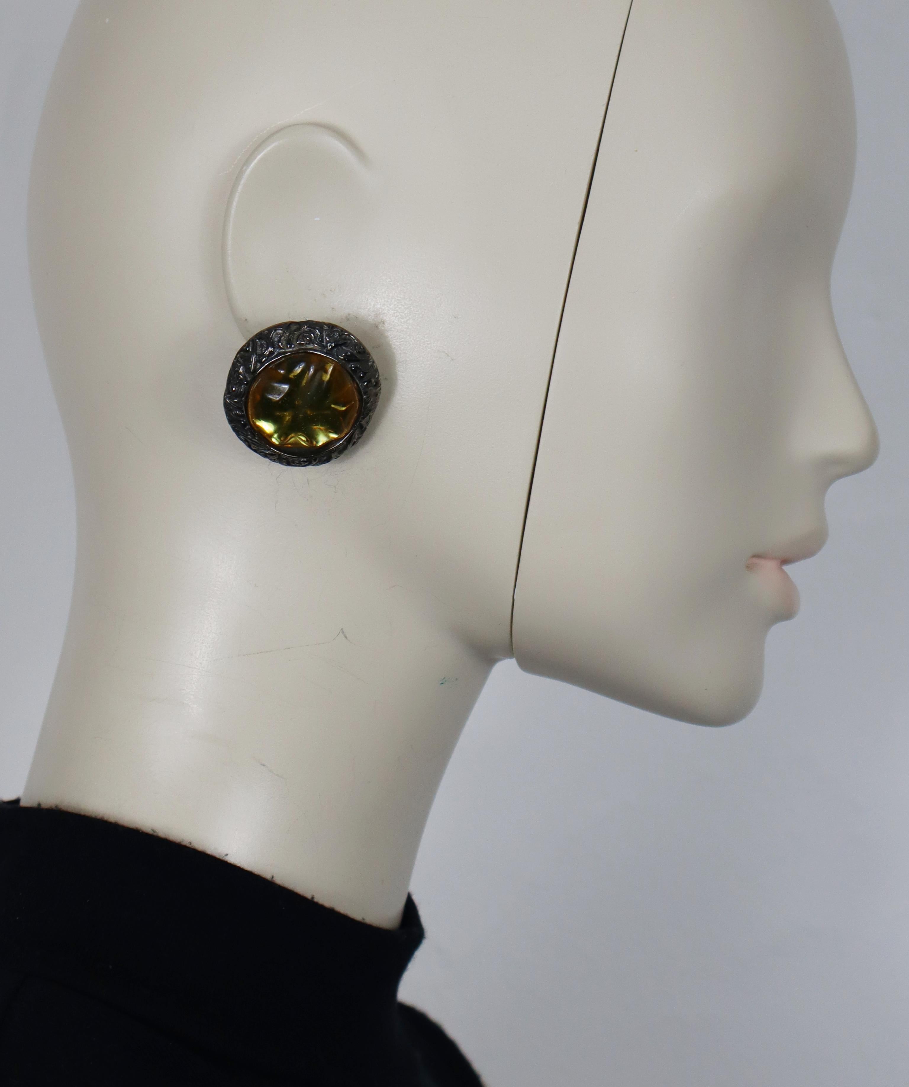 YVES SAINT LAURENT vintage gunmetal tone with etched pattern clip-on earrings featuring a large irregular shaped yellow resin cabochon.

Embossed YSL.

Indicative measurements : diameter approx. 3.3 cm (1.30 inches).

Weight per earring : approx. 16