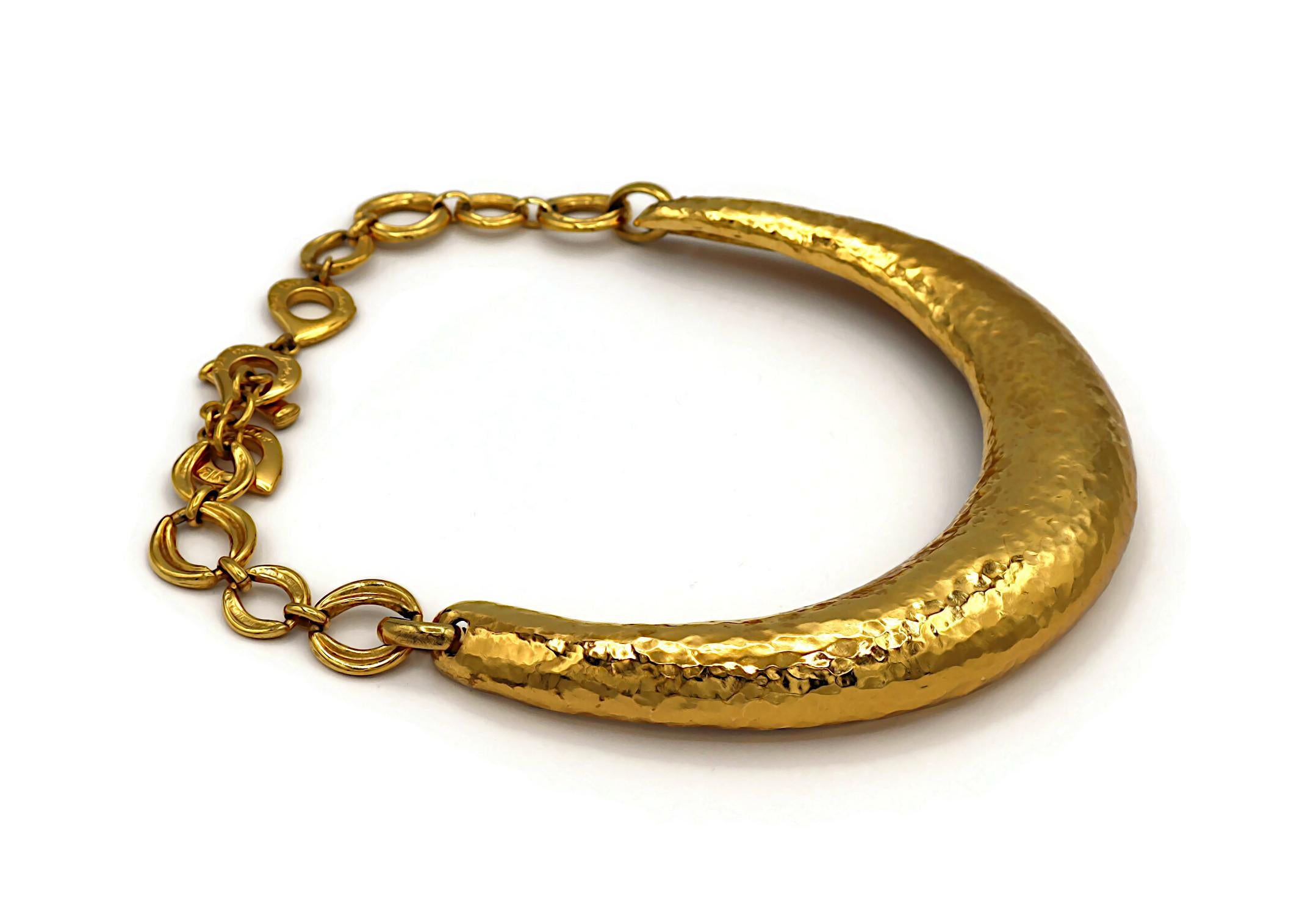 YVES SAINT LAURENT YSL Vintage Hammered Gold Tone Rigid Choker Necklace In Good Condition For Sale In Nice, FR