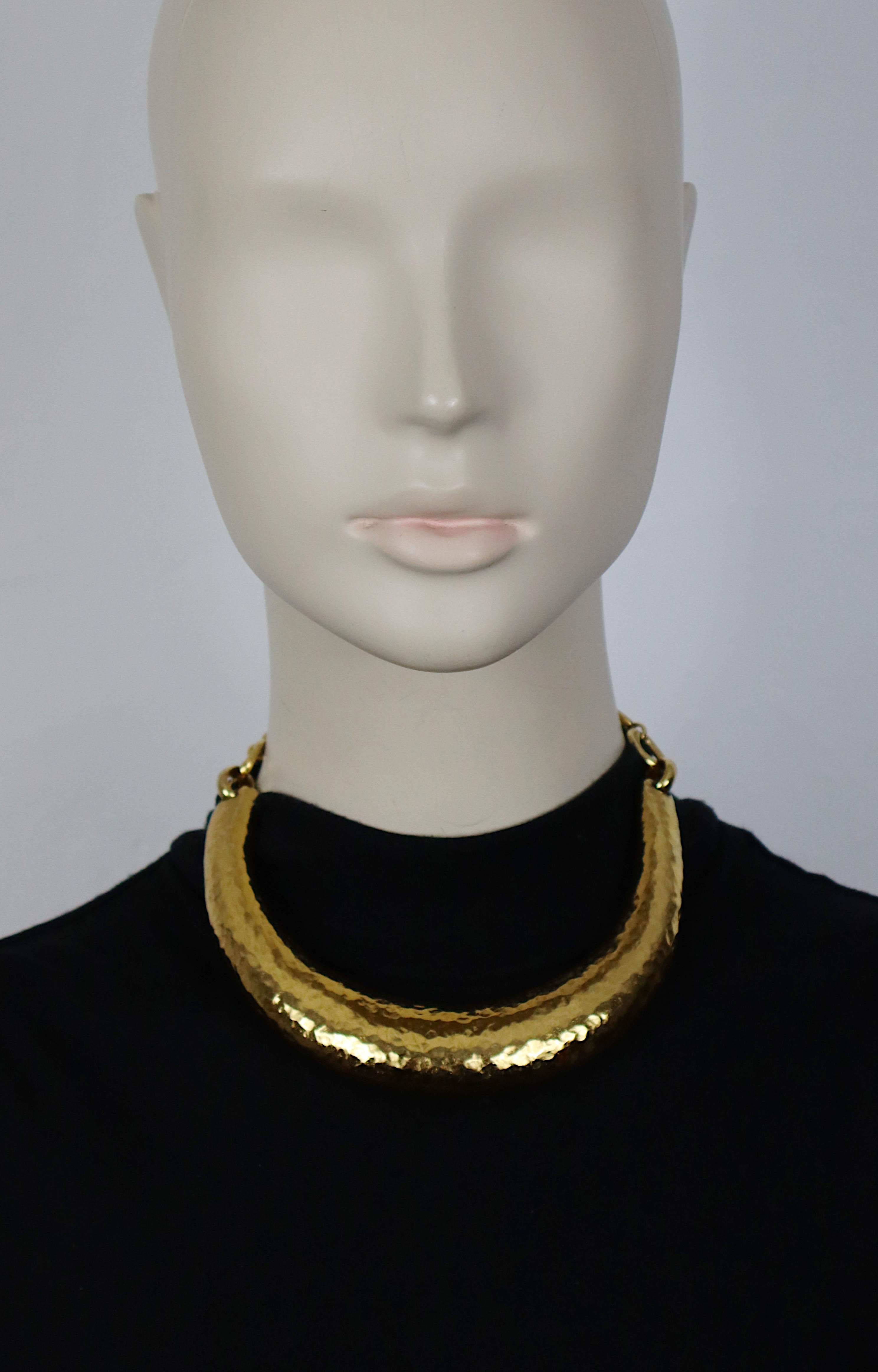 YVES SAINT LAURENT vintage hammered gold tone rigid choker necklace.

Heart toggle closure.
Adjustable length.

Embossed YSL Made in France.
Cursive signature YVES SAINT LAURENT embossed on the heart toggles.

Indicative measurements : chain