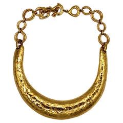 YVES SAINT LAURENT YSL Collana rigida vintage martellata in tonalità oro