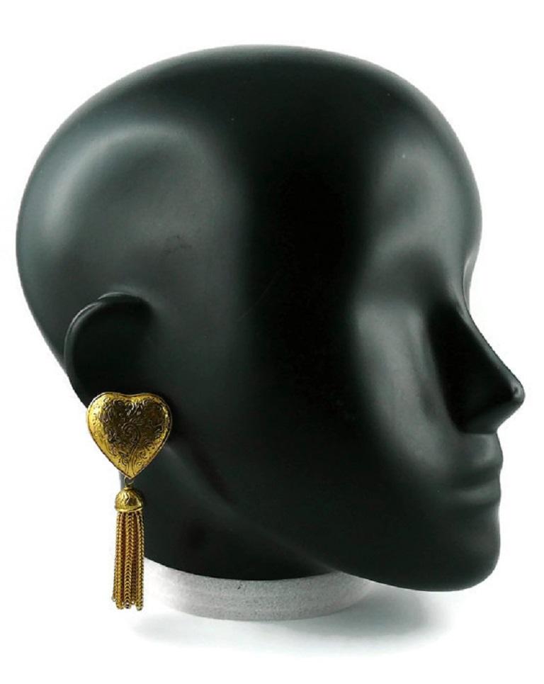 YVES SAINT LAURENT vintage dangling earrings (clip-on) featuring a heart top with a gold toned chain tassel drop.

Embossed YSL Made in France.

Indicative measurements : height approx. 7.5 cm (2.95 inches) / max. width approx. 2.8 cm (1.10