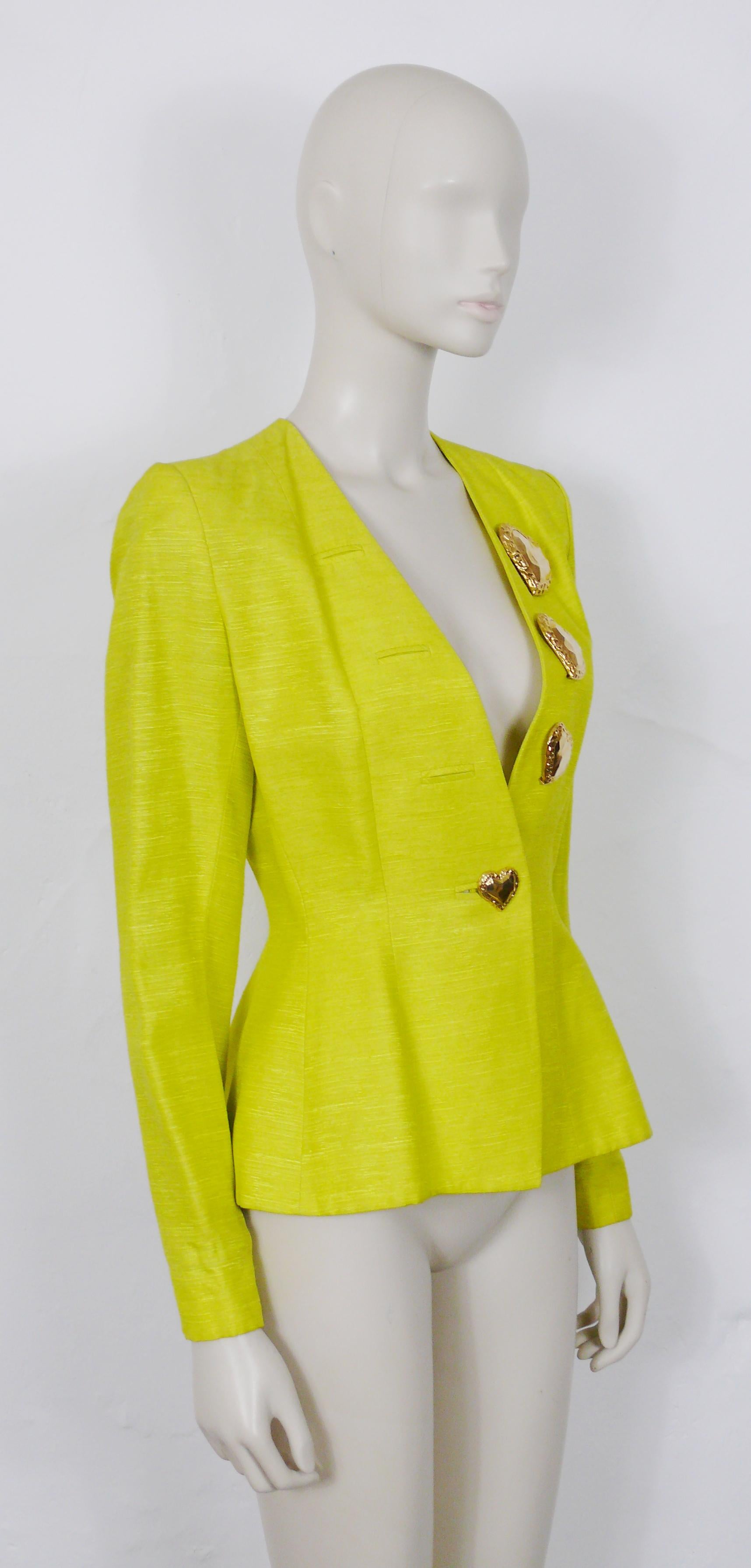 Veste vintage YVES SAINT LAURENT VARIATION vert lime avec appliques en forme de cœur.

De la Collection Yves SAINT LAURENT VARIATION printemps/été 1998.

Cette veste présente les caractéristiques suivantes :
- Tissu texturé vert lime vibrant.
-