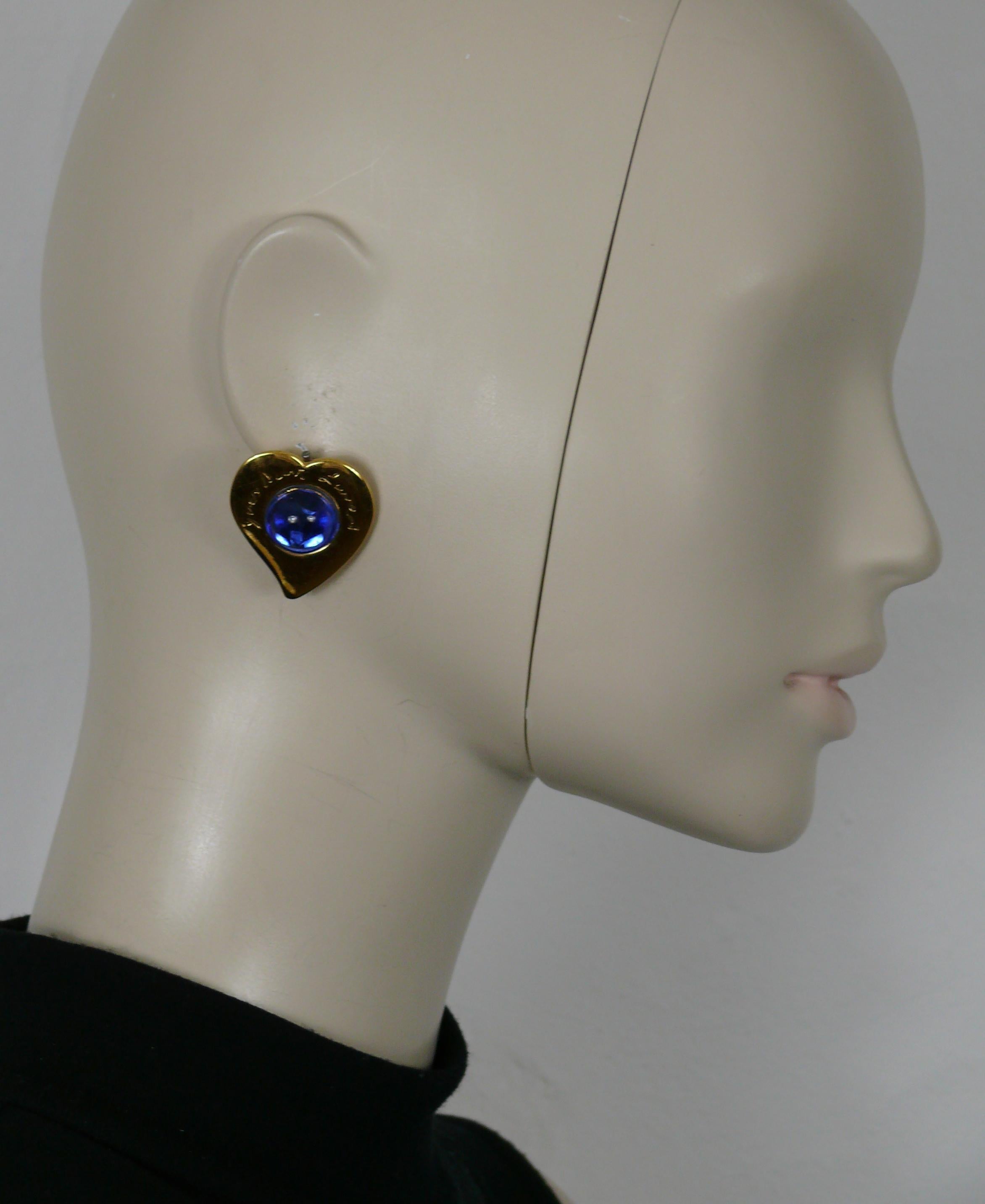 YVES SAINT LAURENT Vintage-Ohrringe mit goldfarbenem Herz, verziert mit einem blauen Glascabochon und einer kursiven YVES SAINT LAURENT Signatur.

Geprägtes YSL Made in France.

Ungefähre Maße: Höhe ca. 3,2 cm (1,26 Zoll) / max. Breite ca. 2,8 cm