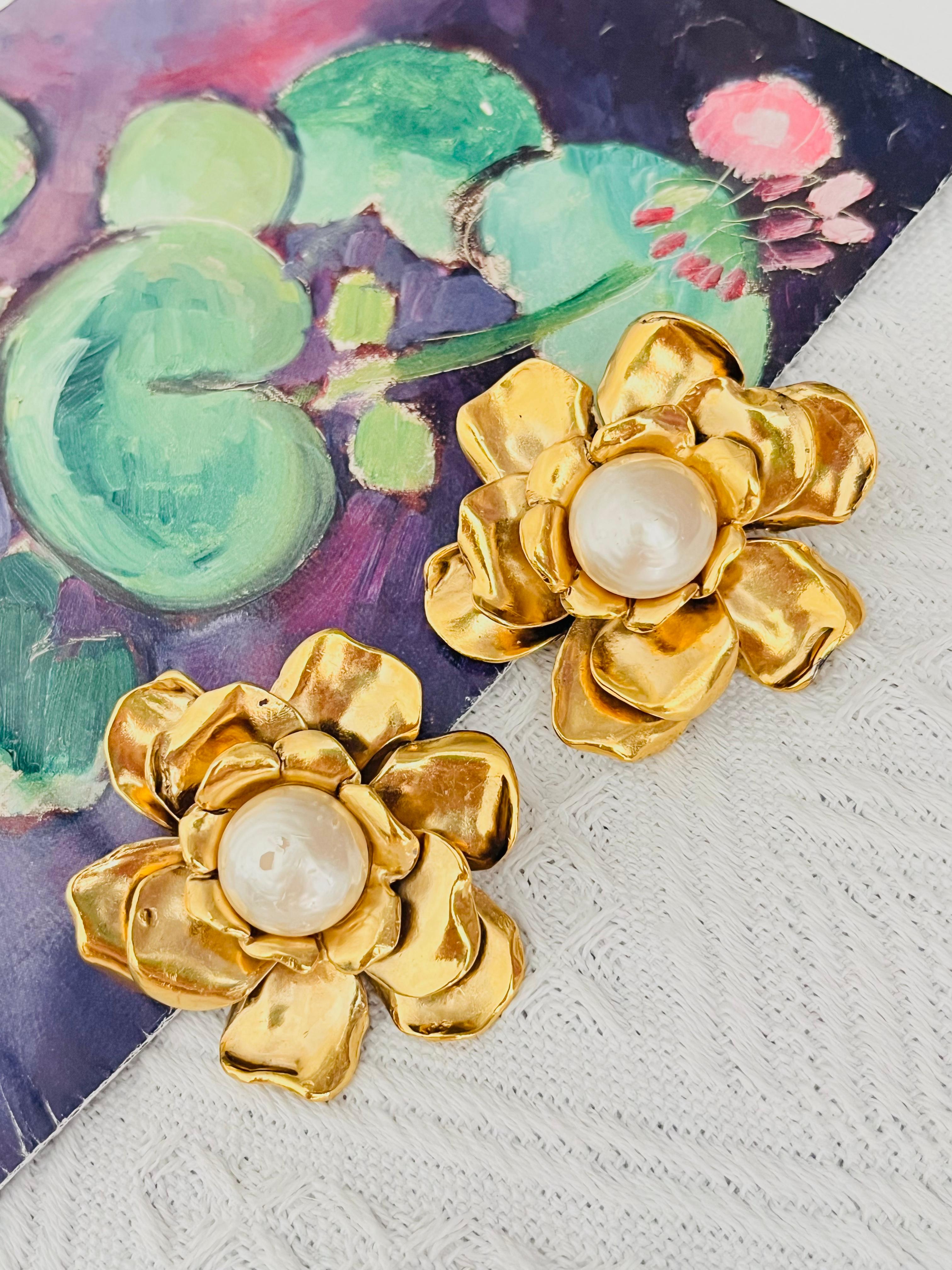 Yves Saint Laurent YSL Vintage 1980s Huge Massive Camellia Flourish Blossom Flower White Circle Round Pearl Layers Petal Chunky Statement Elegant Clip Earrings, Gold Tone

Very good condition. Only a small peel off of one earring, barely noticeable.