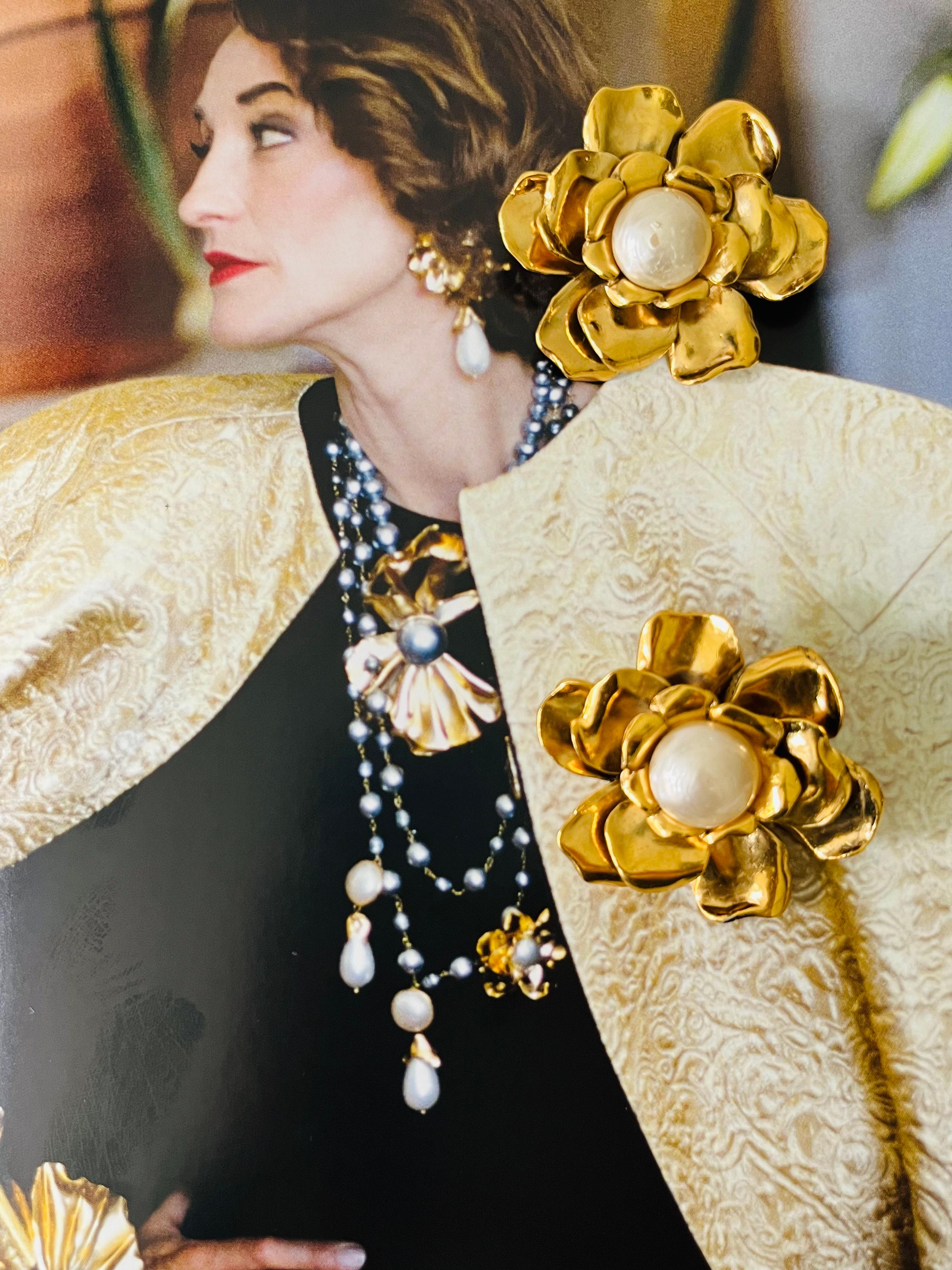 Yves Saint Laurent YSL Vintage 1980s Riesige Massive Kamelie Blüte Blüte Blume Weißer Kreis Runde Perle Schichten Blütenblatt Klotzige Aussage Elegante Clip-Ohrringe, Gold-Ton

Sehr guter Zustand. Nur eine kleine Ablösung von einem Ohrring, kaum