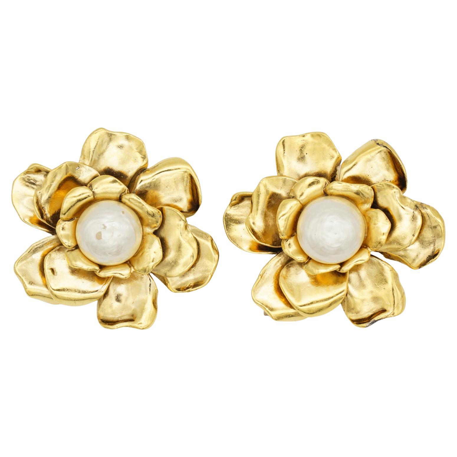 Yves Saint Laurent YSL Vintage Huge Camellia Flower White Pearl Clip Earrings en venta
