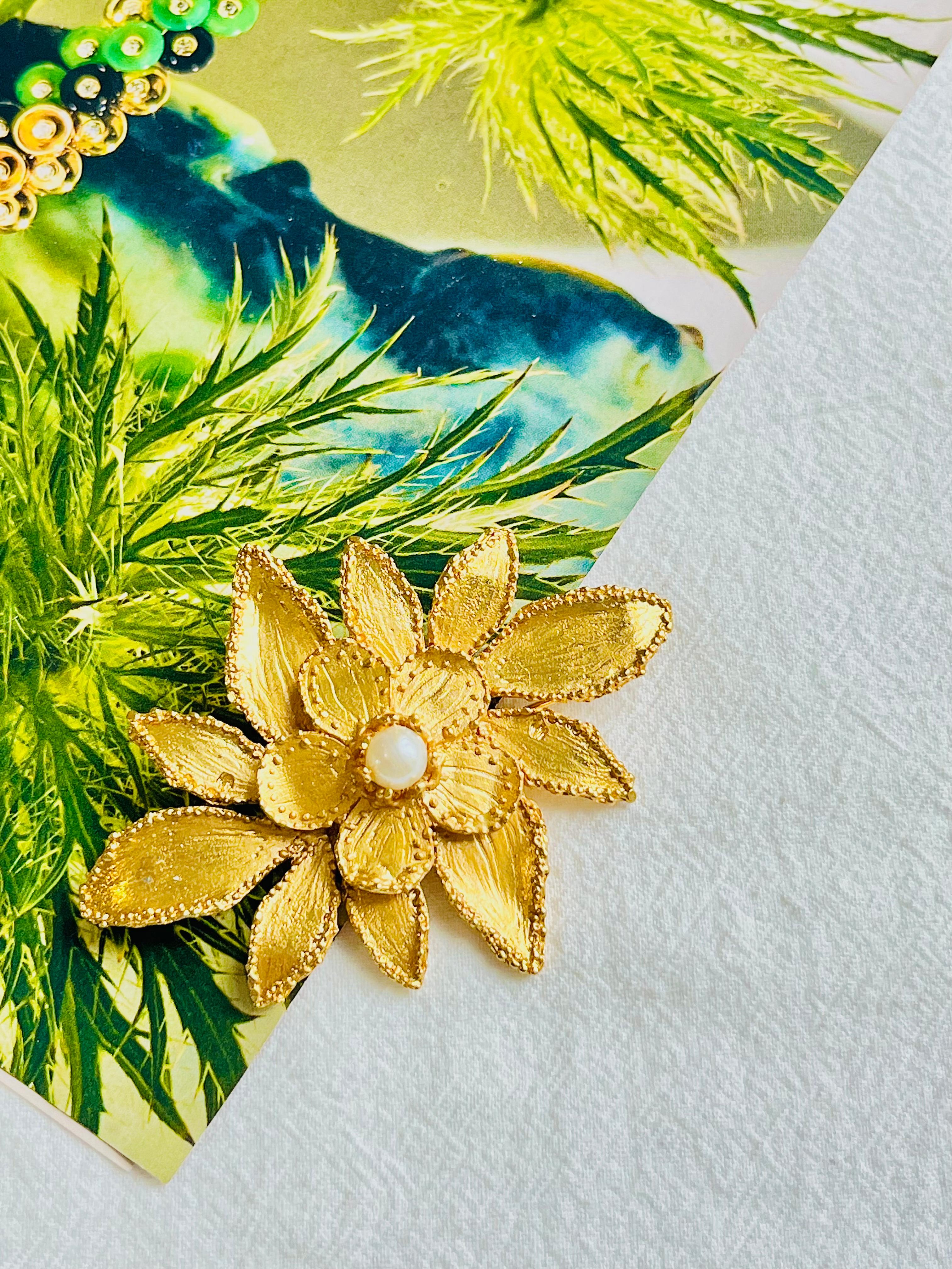 Yves Saint Laurent YSL Vintage Große doppellagige Blume Weiß Perle Gold Brosche (Kunsthandwerker*in) im Angebot