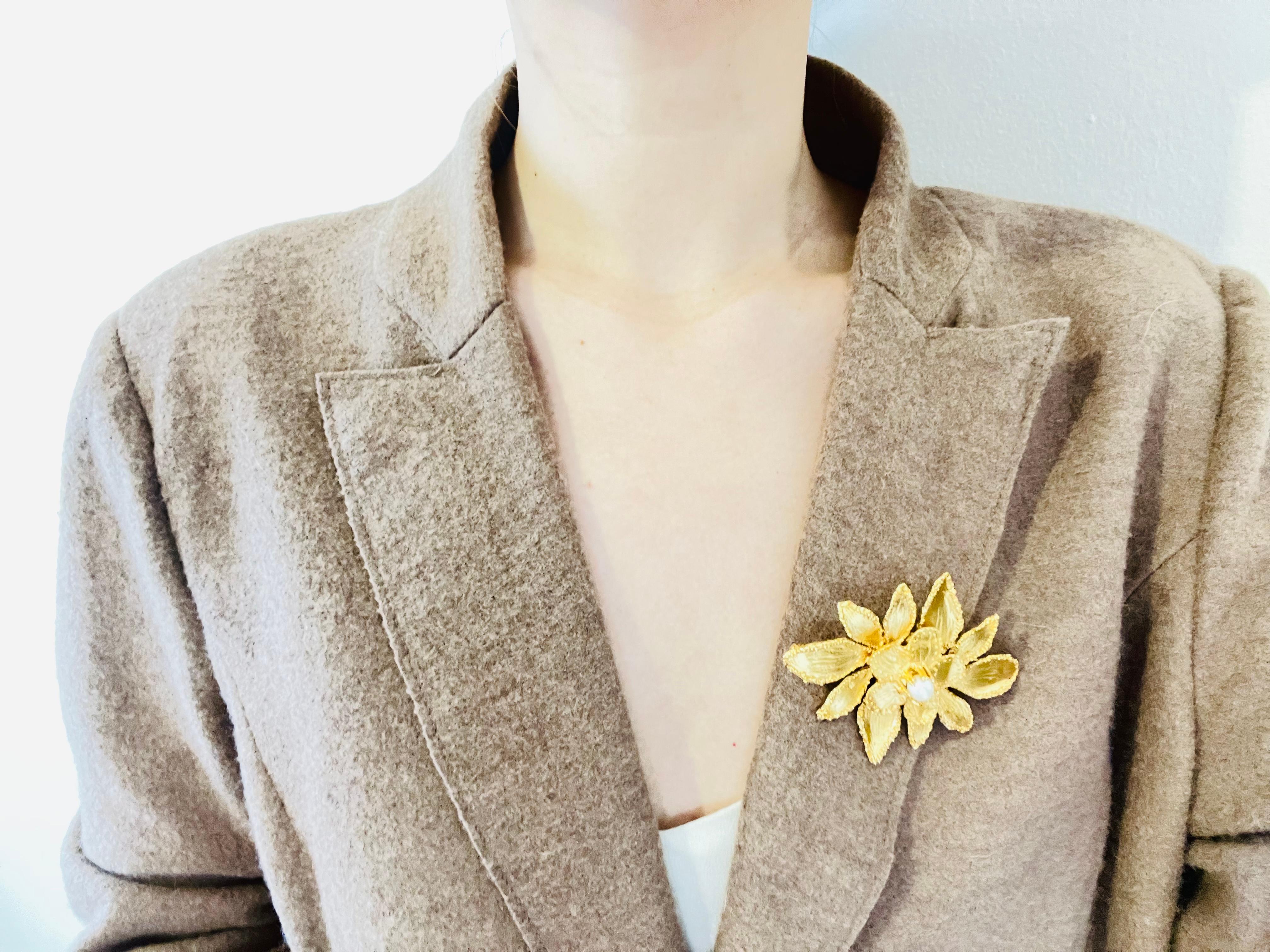 Yves Saint Laurent YSL Vintage Große doppellagige Blume Weiß Perle Gold Brosche für Damen oder Herren im Angebot