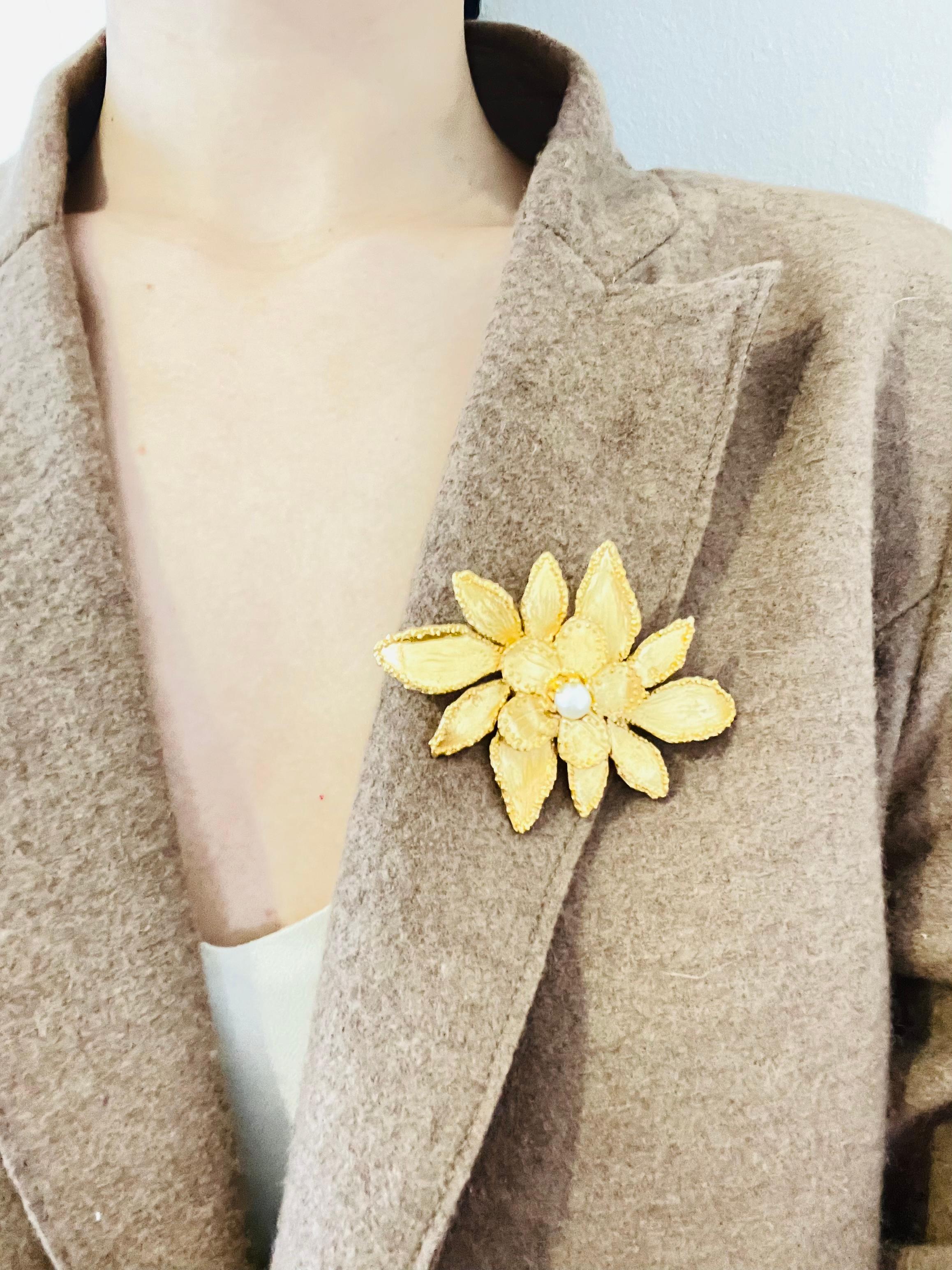 Yves Saint Laurent YSL Vintage Große doppellagige Blume Weiß Perle Gold Brosche im Angebot 1