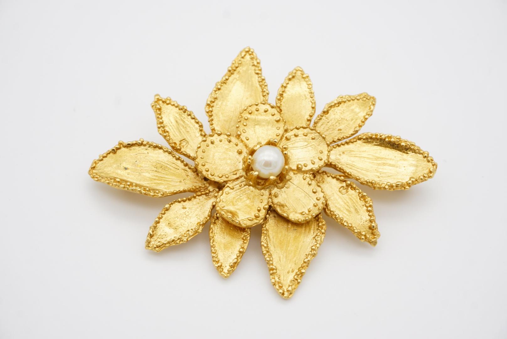 Yves Saint Laurent YSL Vintage Große doppellagige Blume Weiß Perle Gold Brosche im Angebot 2