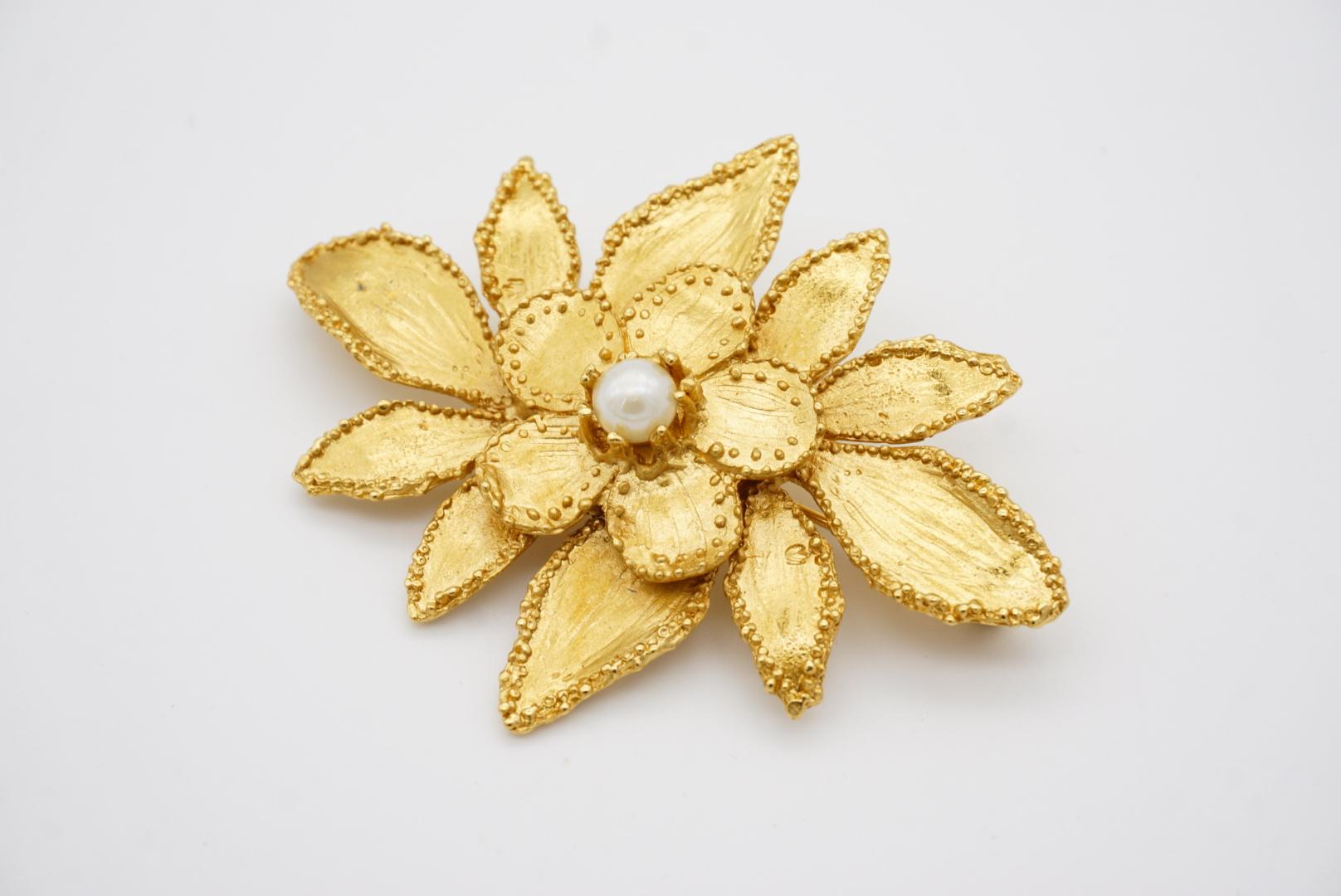 Yves Saint Laurent YSL Vintage Große doppellagige Blume Weiß Perle Gold Brosche im Angebot 3