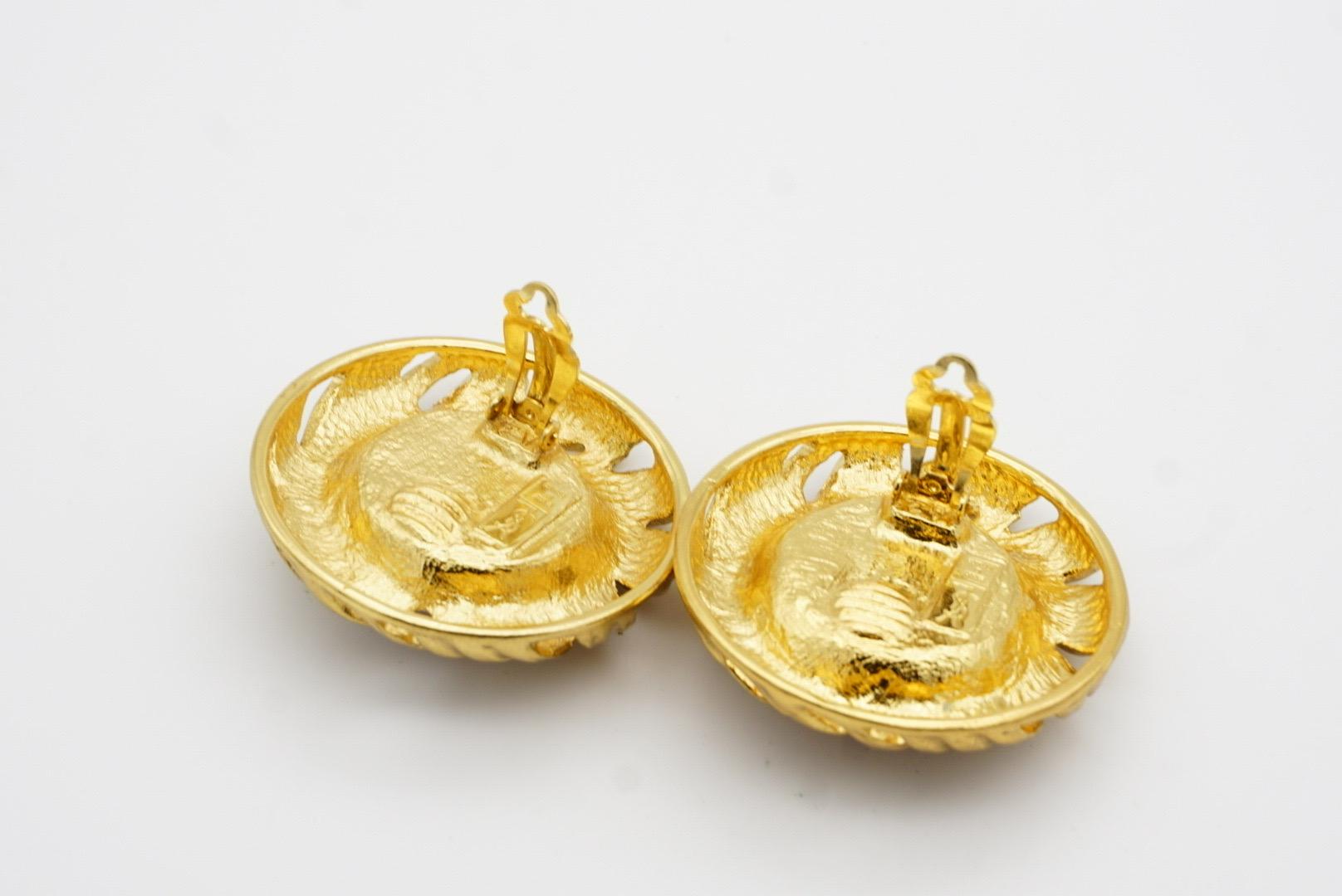 Yves Saint Laurent YSL Vintage Enormes Pendientes de clip circulares con cabujón de rubí Gripoix en venta 10