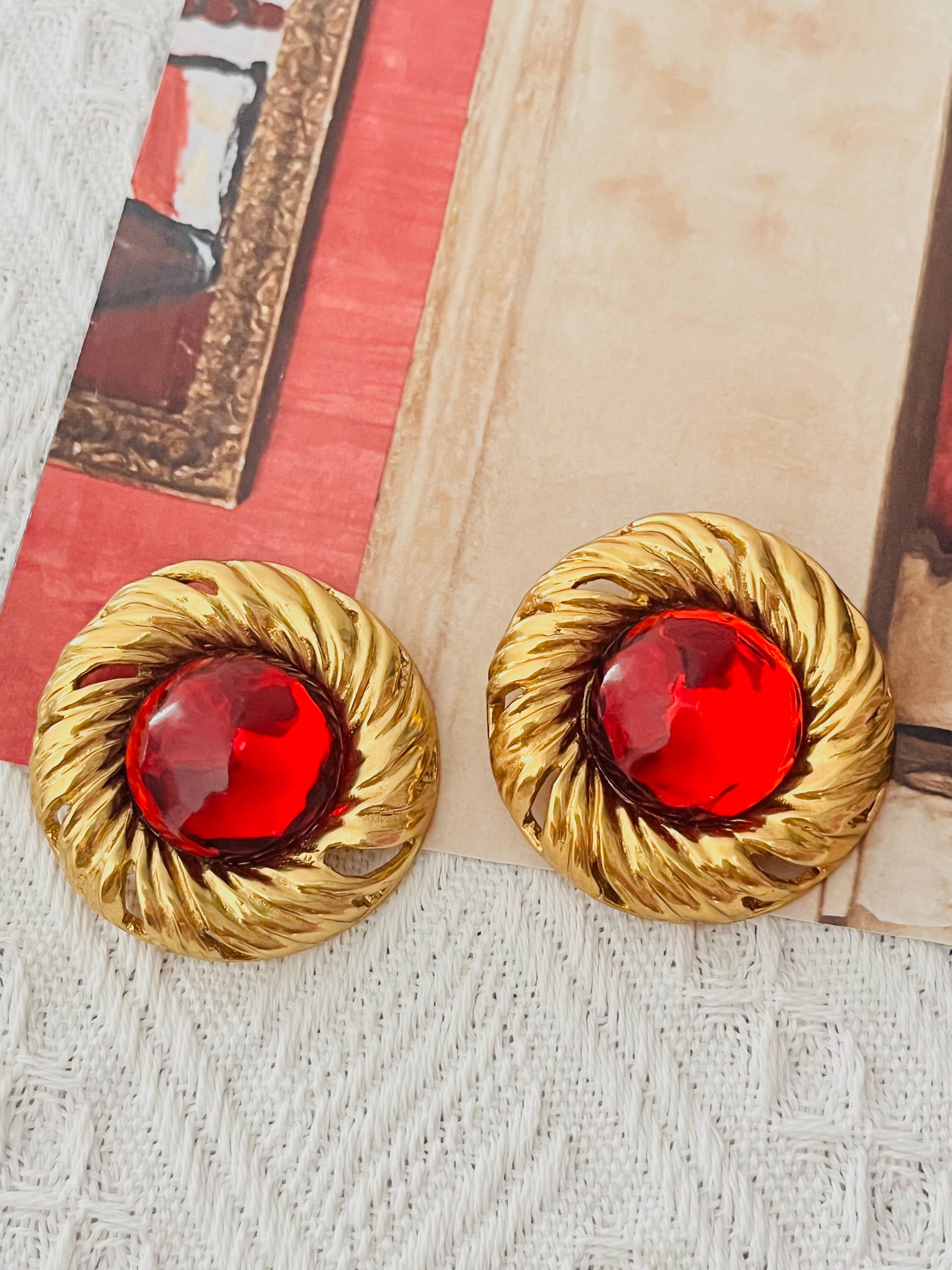Yves Saint Laurent YSL Vintage Enormes Pendientes de clip circulares con cabujón de rubí Gripoix en Excelente estado para la venta en Wokingham, England
