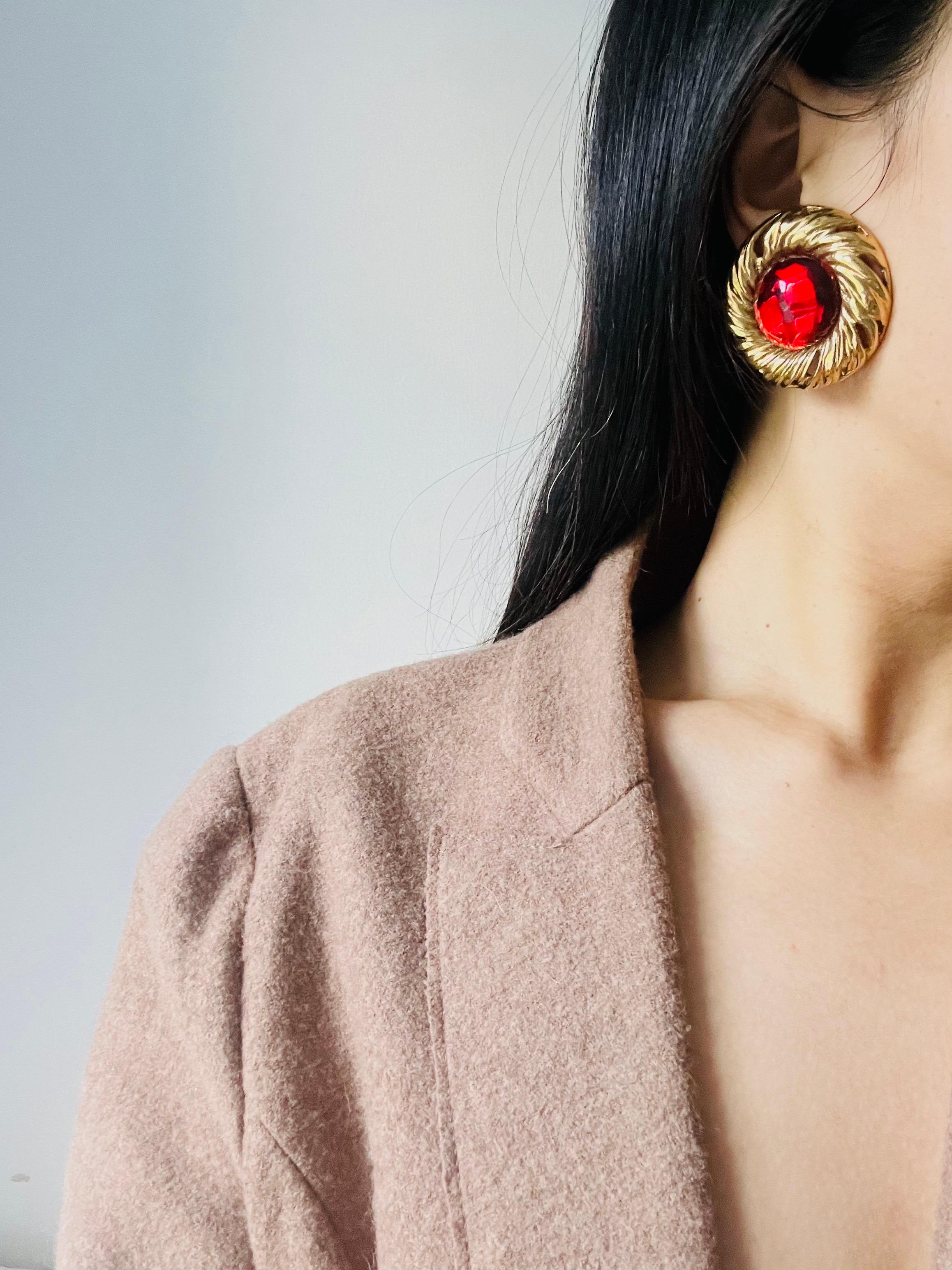 Yves Saint Laurent YSL Vintage Enormes Pendientes de clip circulares con cabujón de rubí Gripoix en venta 2