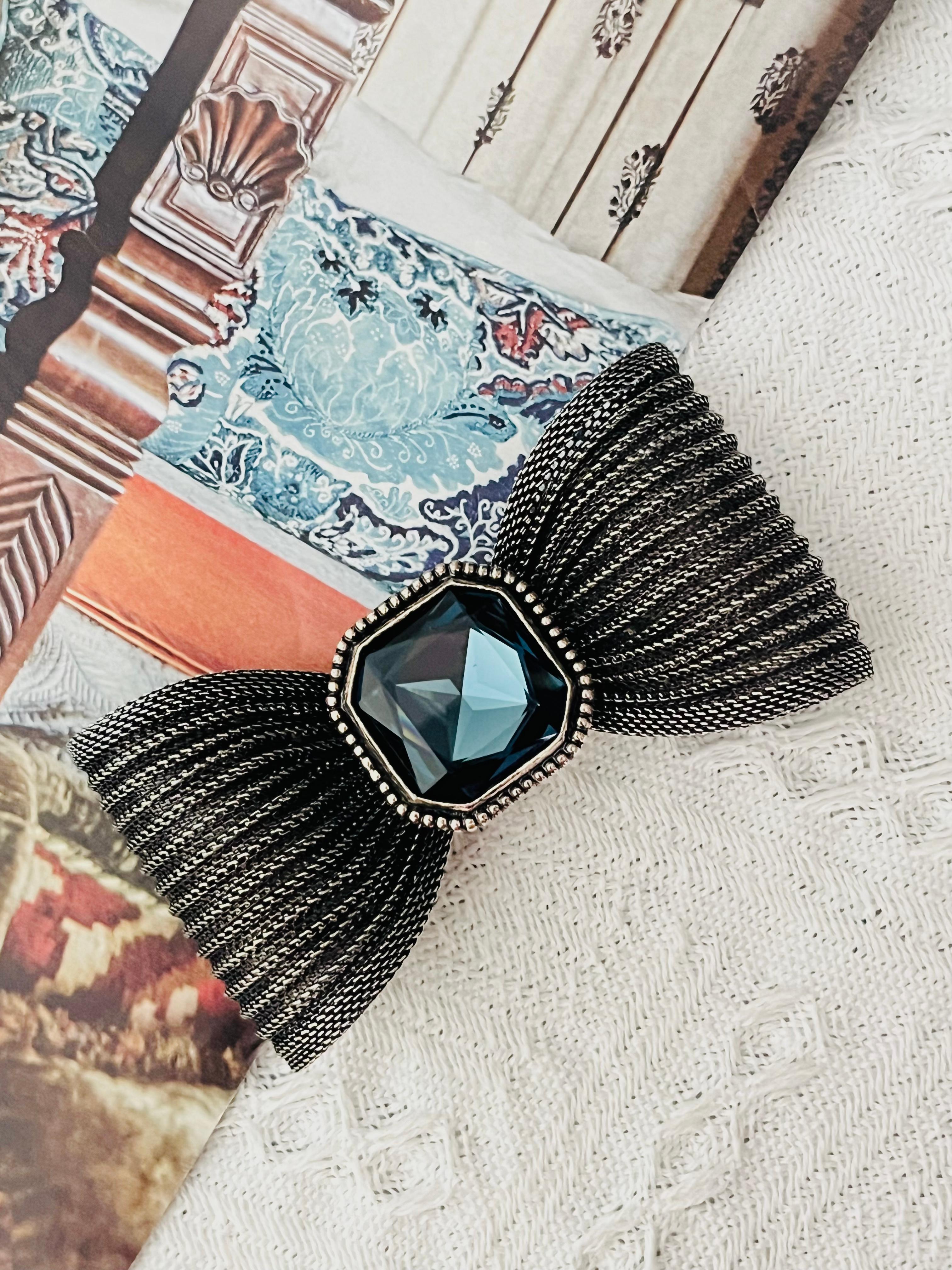Yves Saint Laurent YSL Vintage Huge Sapphire Crystal Knot Bow Mesh Black Brooch (Broche) Excellent état - En vente à Wokingham, England