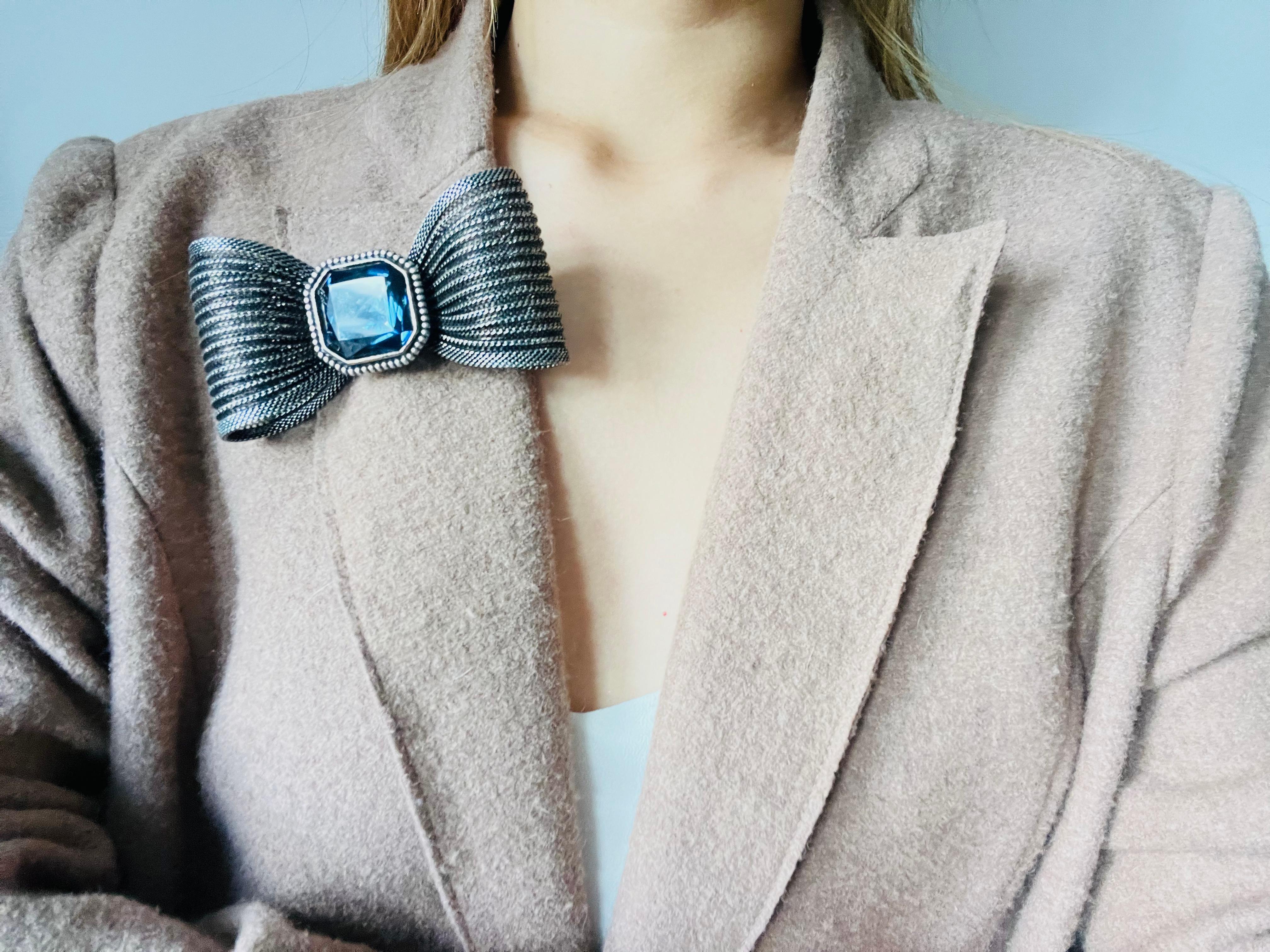 Yves Saint Laurent YSL Vintage Huge Sapphire Crystal Knot Bow Mesh Black Brooch (Broche) Unisexe en vente