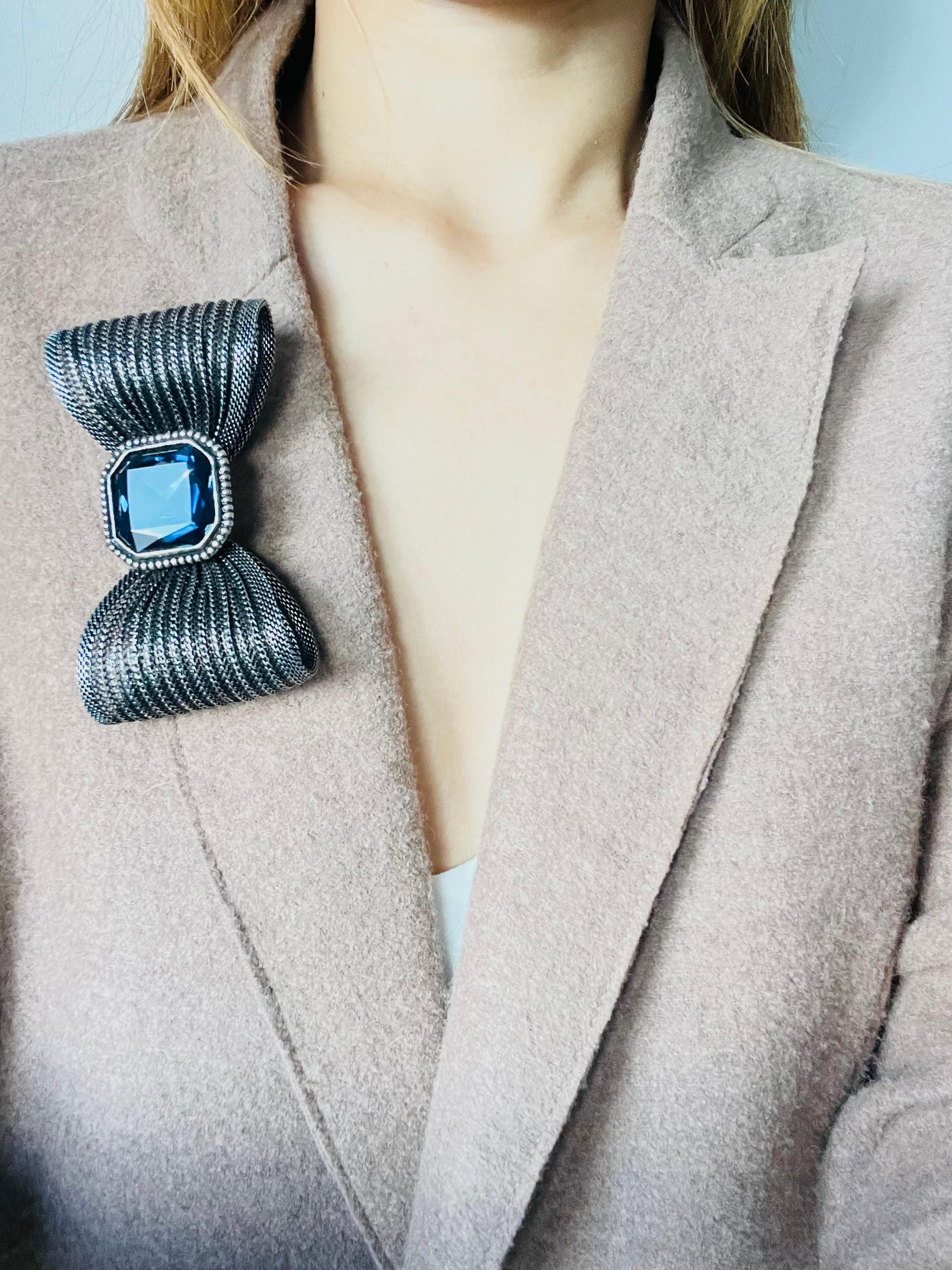 Yves Saint Laurent YSL Vintage Huge Sapphire Crystal Knot Bow Mesh Black Brooch (Broche) en vente 1