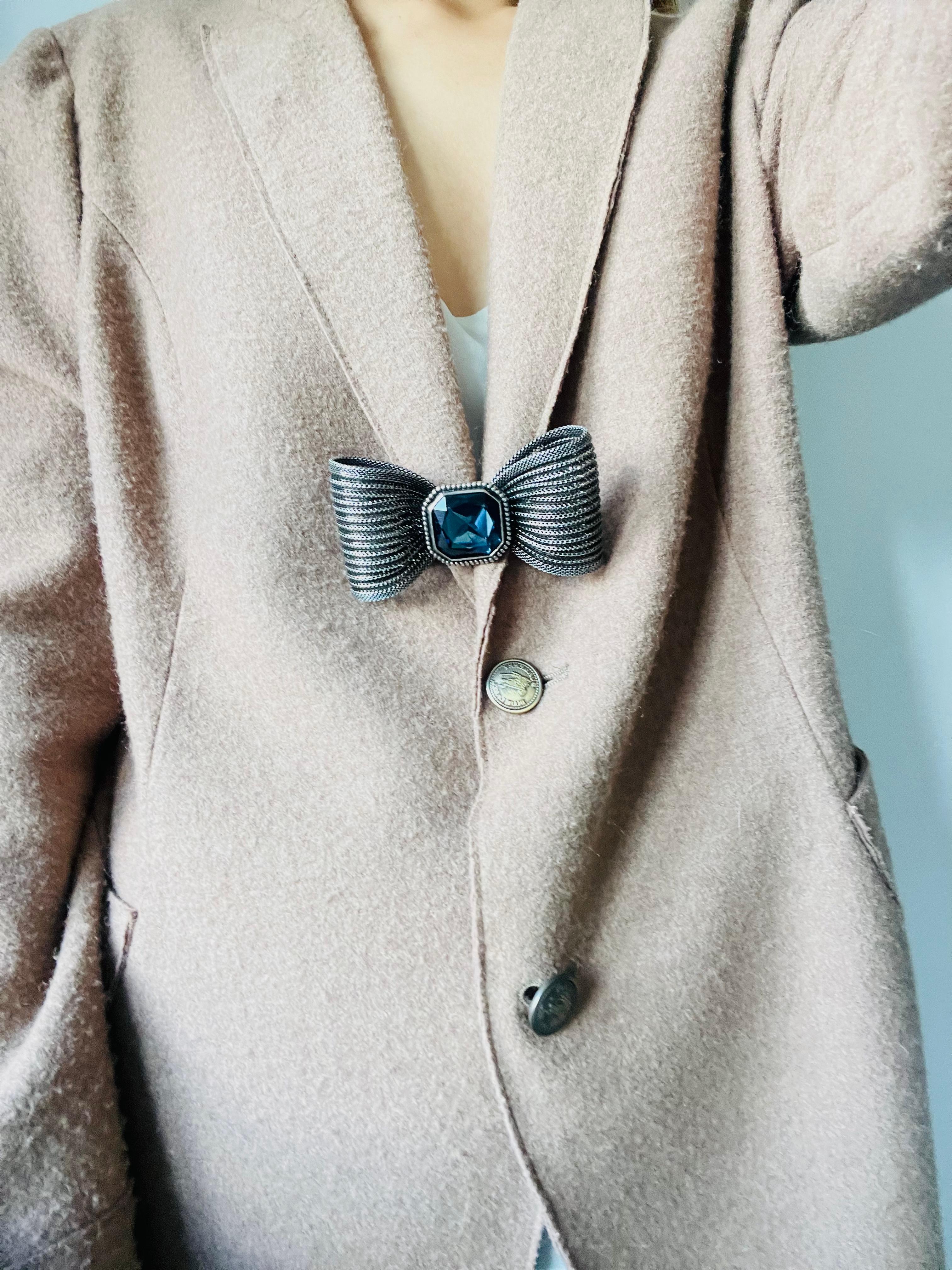 Yves Saint Laurent YSL Vintage Huge Sapphire Crystal Knot Bow Mesh Black Brooch (Broche) en vente 2