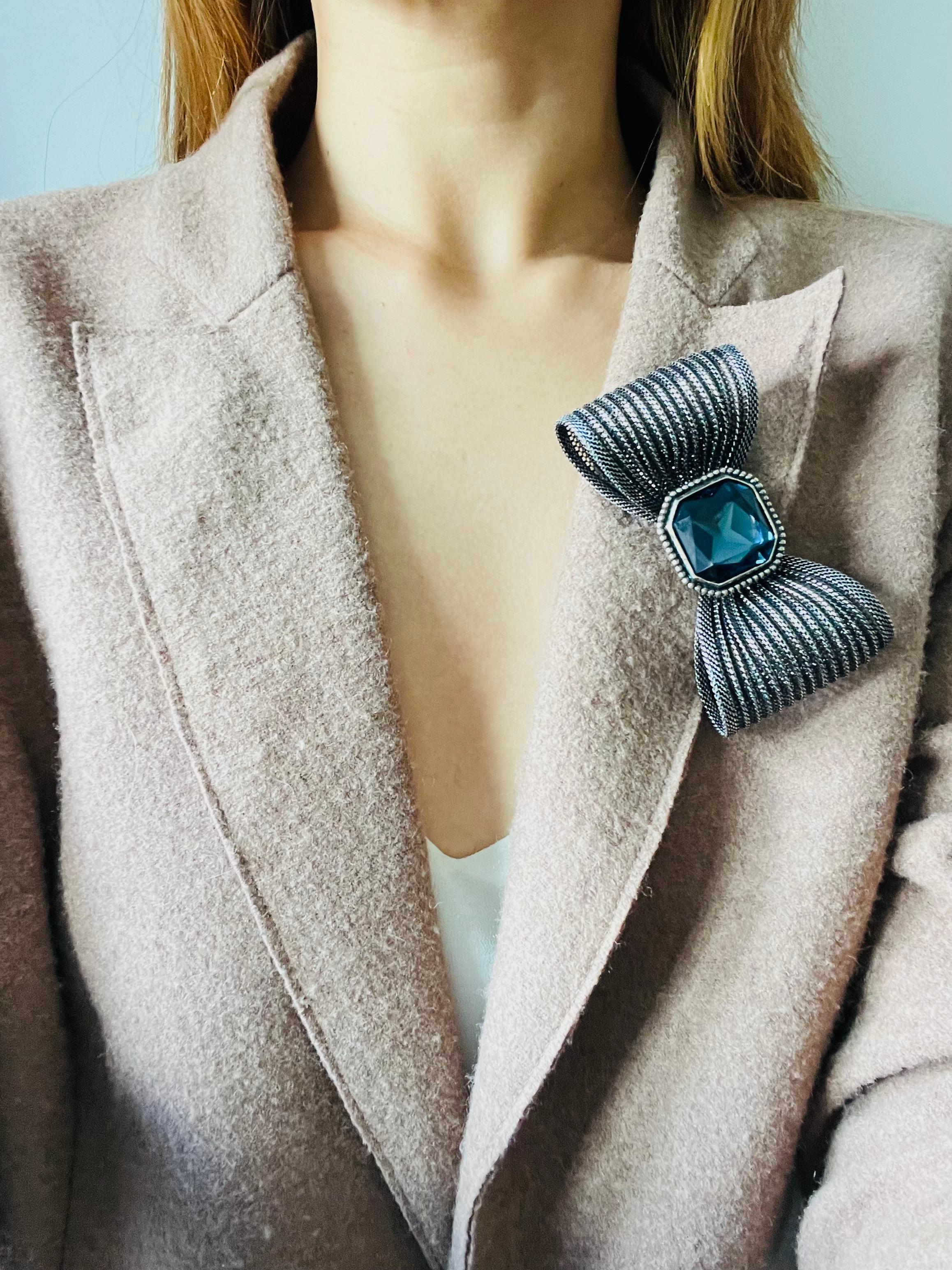 Yves Saint Laurent YSL Vintage Huge Sapphire Crystal Knot Bow Mesh Black Brooch (Broche) en vente 3