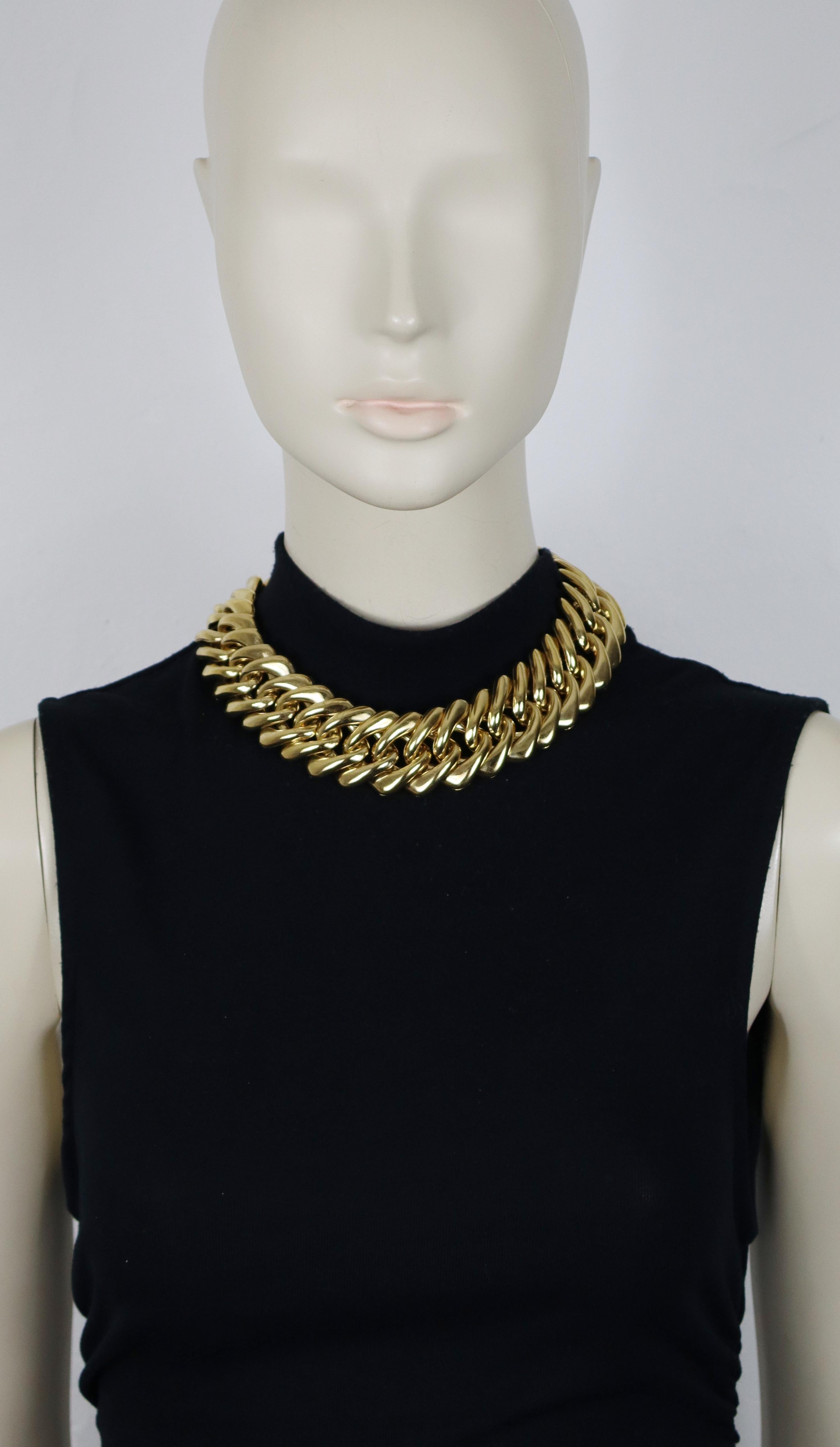 YVES SAINT LAURENT Collar icónico vintage de cadena con vuelta en tono dorado.

Cierre de gancho.

Estampado YSL Made in France.

Medidas orientativas: longitud aprox. 41 cm / anchura aprox. 3 cm.

Material(es) : Herrajes metálicos en tono