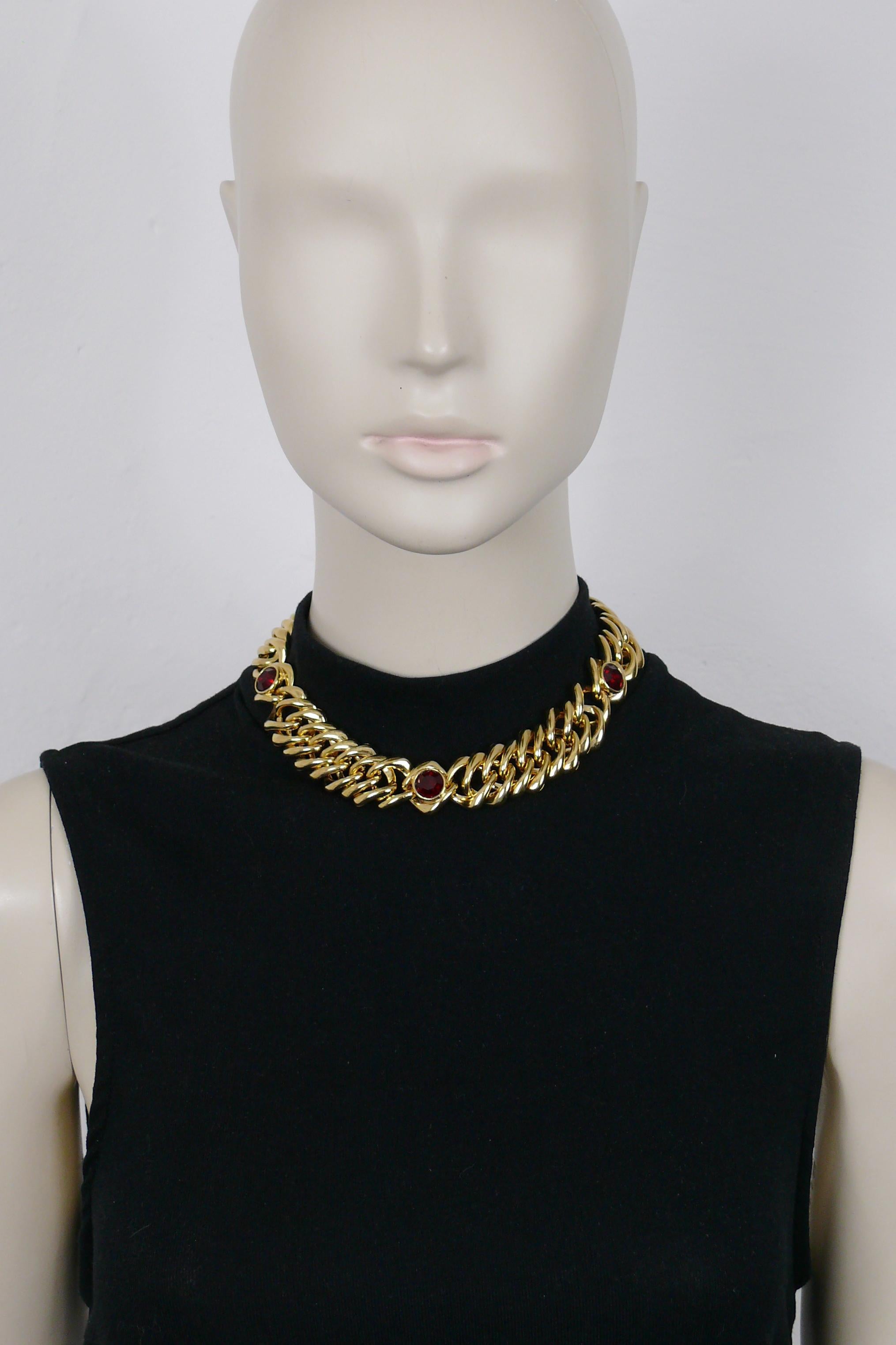 YVES SAINT LAURENT vintage iconic gold toned curb chain necklace embellished with three ruby red crystals.

Hook clasp closure.

Embossed YSL Made in France.

Indicative measurements : length approx. 38 cm (14.96 inches) / width approx. 2.2 cm (0.87