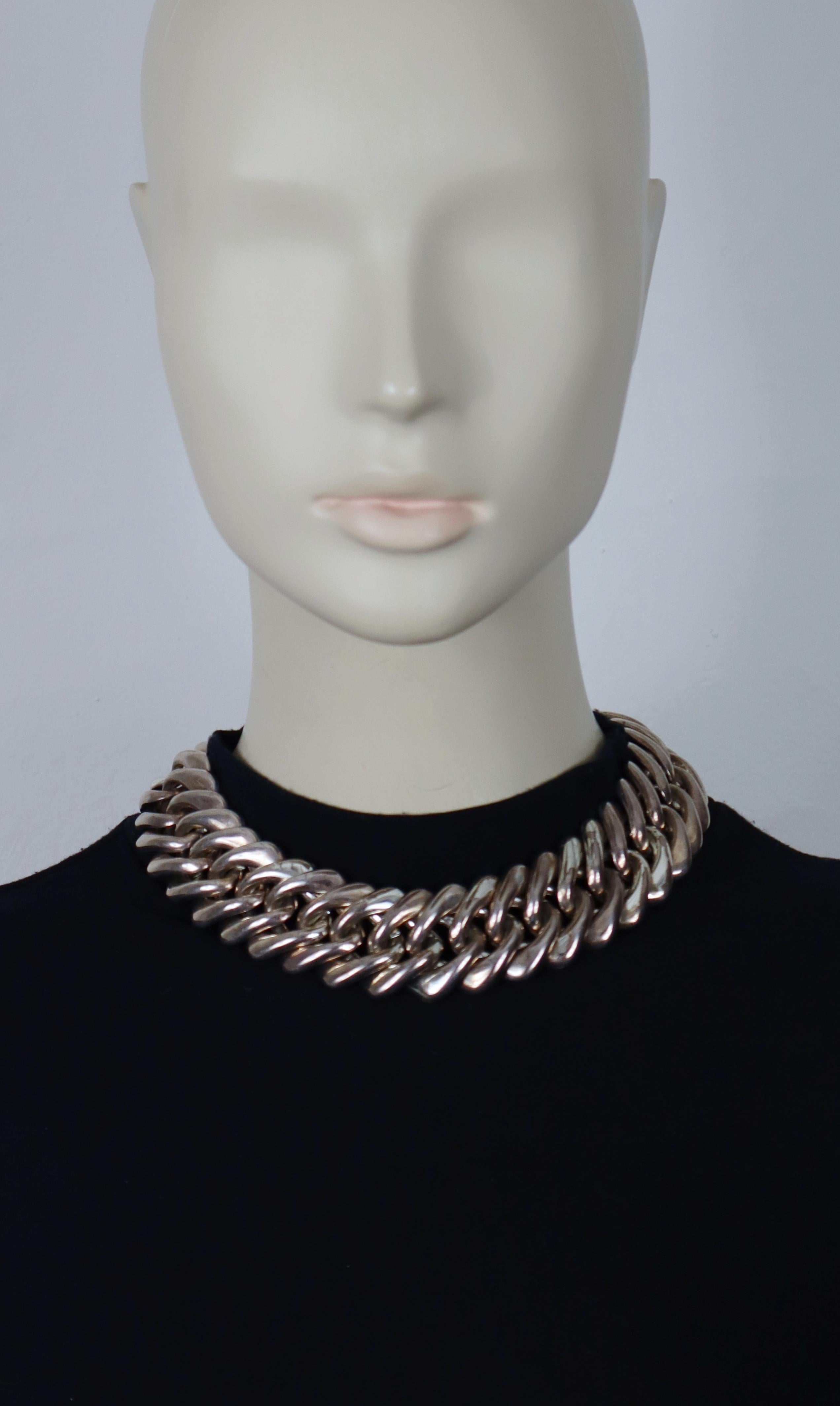 YVES SAINT LAURENT vintage iconic silver tone curb chain necklace.

Hook clasp.

Embossed YSL Made in France.

Indicative measurements : length approx. 41 cm (16.14 inches) / width approx. 3 cm (1.18 inches).

Material(s) : Silver tone metal