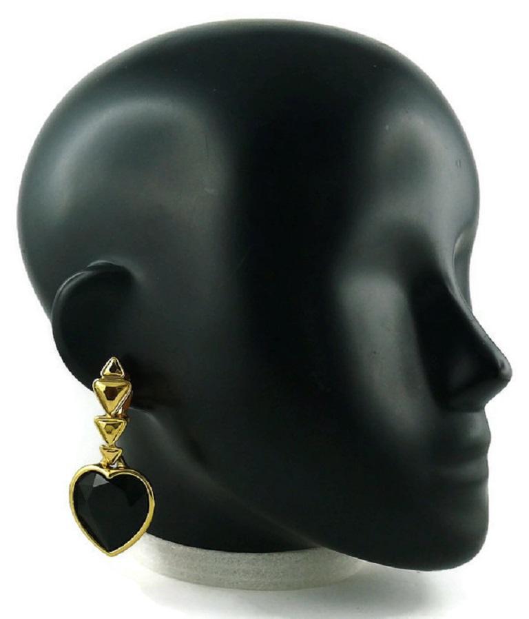 YVES SAINT LAURENT vintage gold toned dangling earrings featuring a large jet crystal heart.

Embossed YSL Made in France.

Indicative measurements : max. height approx. 6.7 cm (2.64 inches) / max. width approx. 2.9 cm (1.14 inches).

JEWELRY