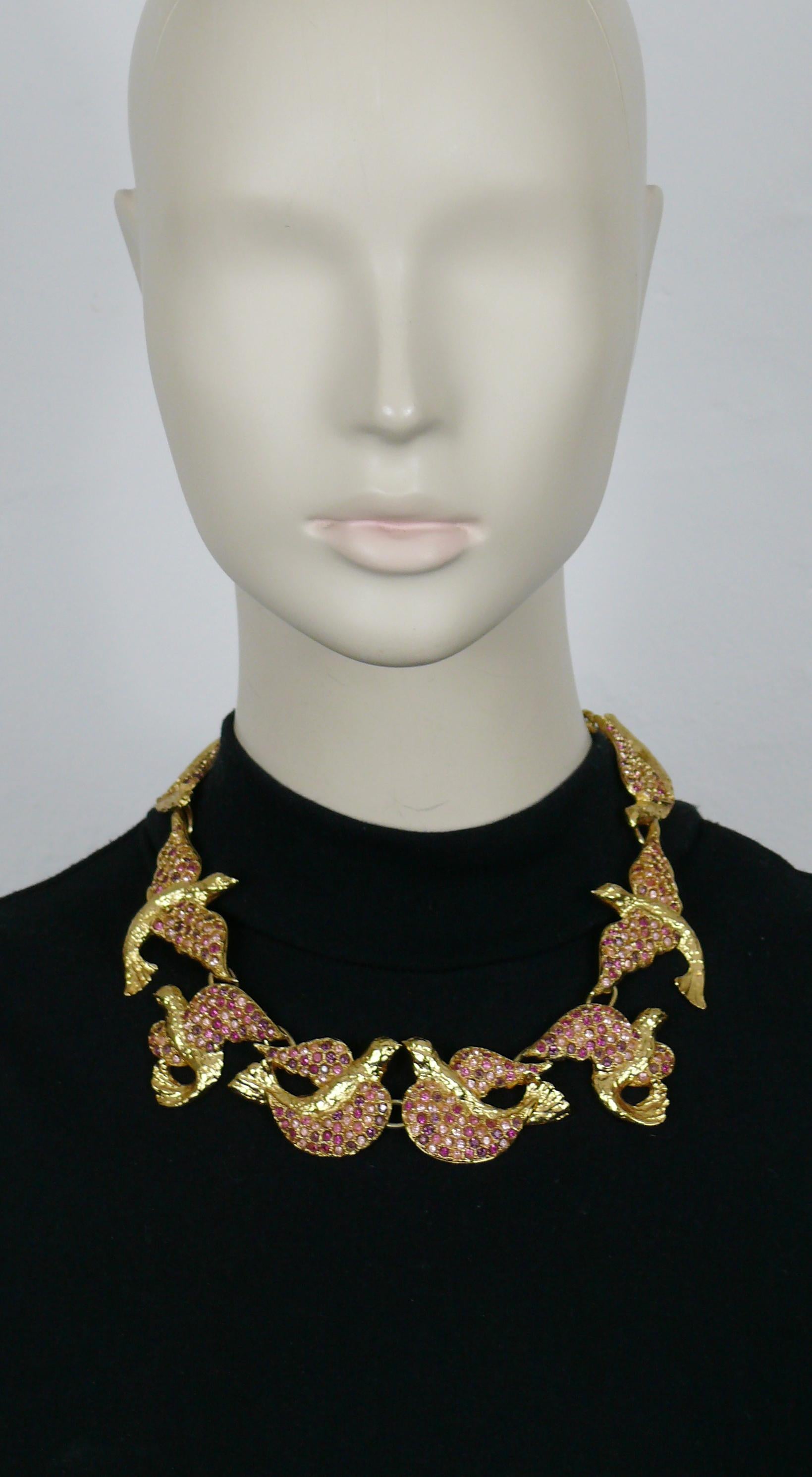 YVES SAINT LAURENT vintage gold tone necklace featuring bird links embellished with pink/amethyst colour crystals.

Lobster clasp closure.

Embossed YSL Made in France.

Indicative measurements : length approx. 45 cm (17.72 inches) / max. width