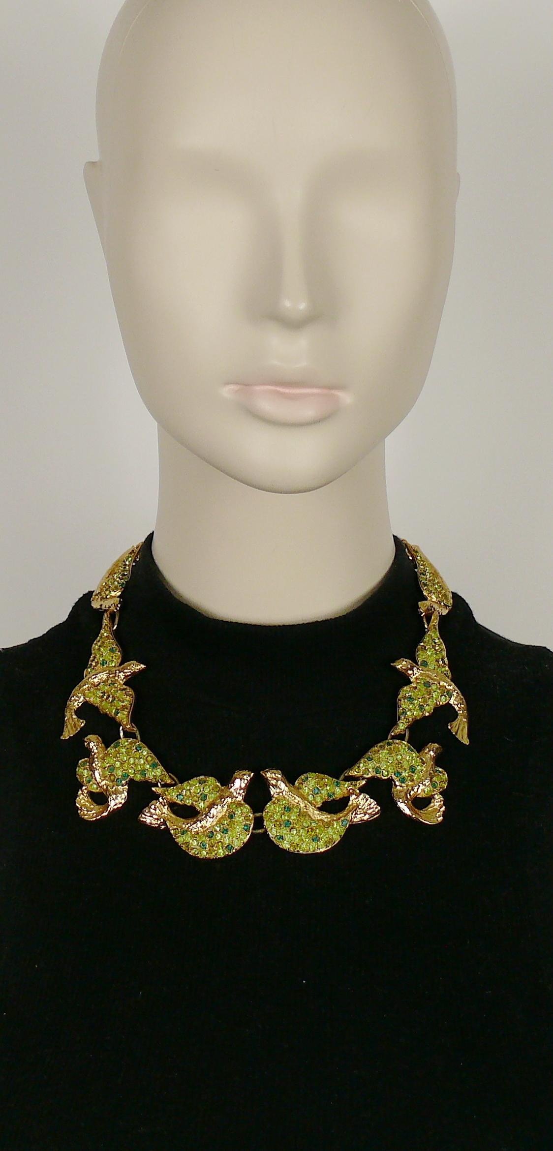YVES SAINT LAURENT vintage rare gold toned necklace featuring bird links embellished with green shade crystals.

Lobster clasp closure.
Adjustable length.

Embossed YSL Made in France.

Indicative measurements : adjustable length from approx. 43 cm