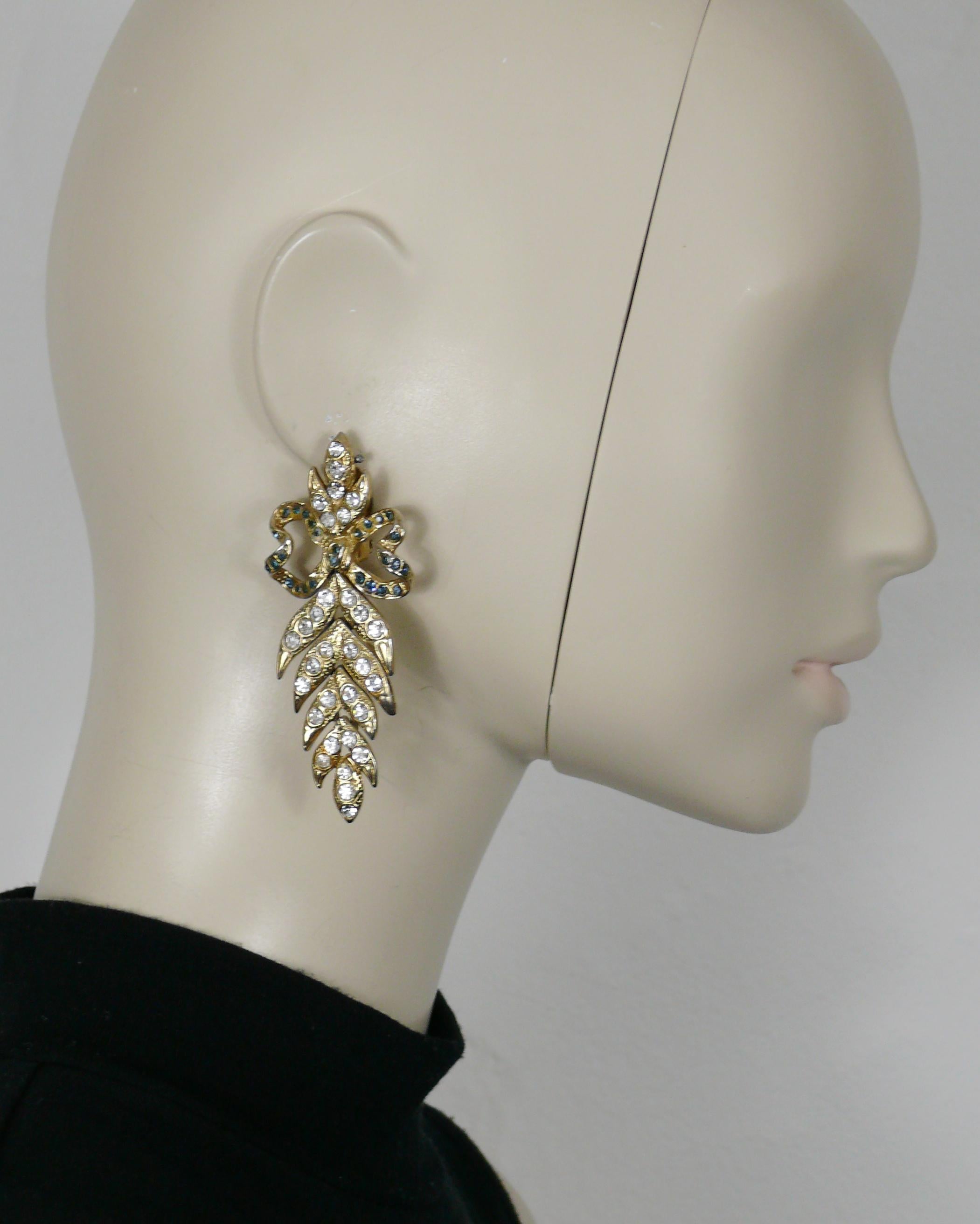 YVES SAINT LAURENT vintage dangling earrings (clip-on) featuring a bow embellished with blue crystals and articulated leaf embellished with clear rhinestones.

Embossed YSL.

Indicative measurements : length approx. 8 cm (3.15 inches) / max. width