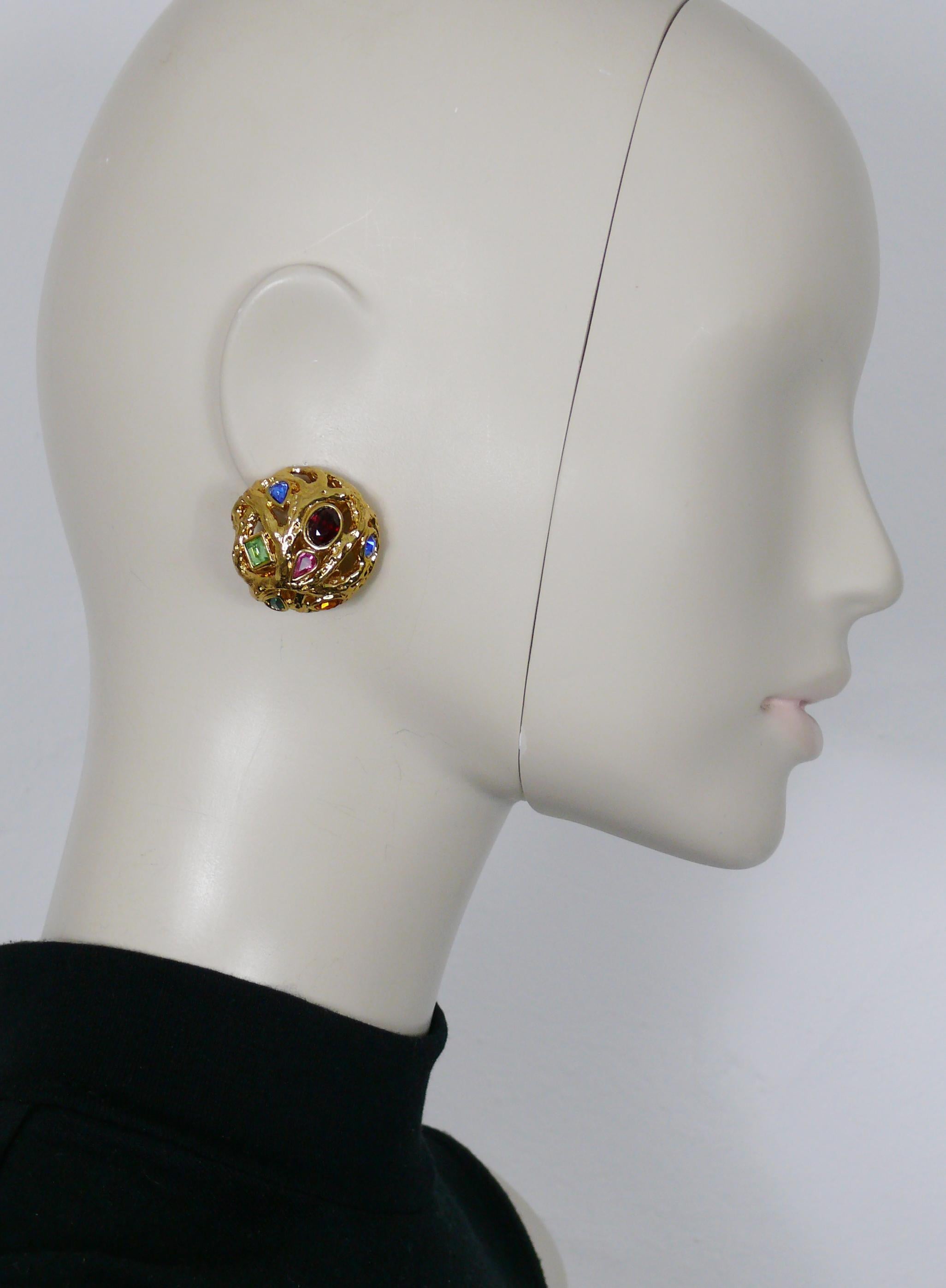 YVES SAINT LAURENT vintage gold tone domed clip-on earrings featuring a gorgeous openwork design of intertwined branches embellished with multicolored crystals.

Embossed YSL Made in France.

Indicative measurements : diameter approx. 3 cm (1.18